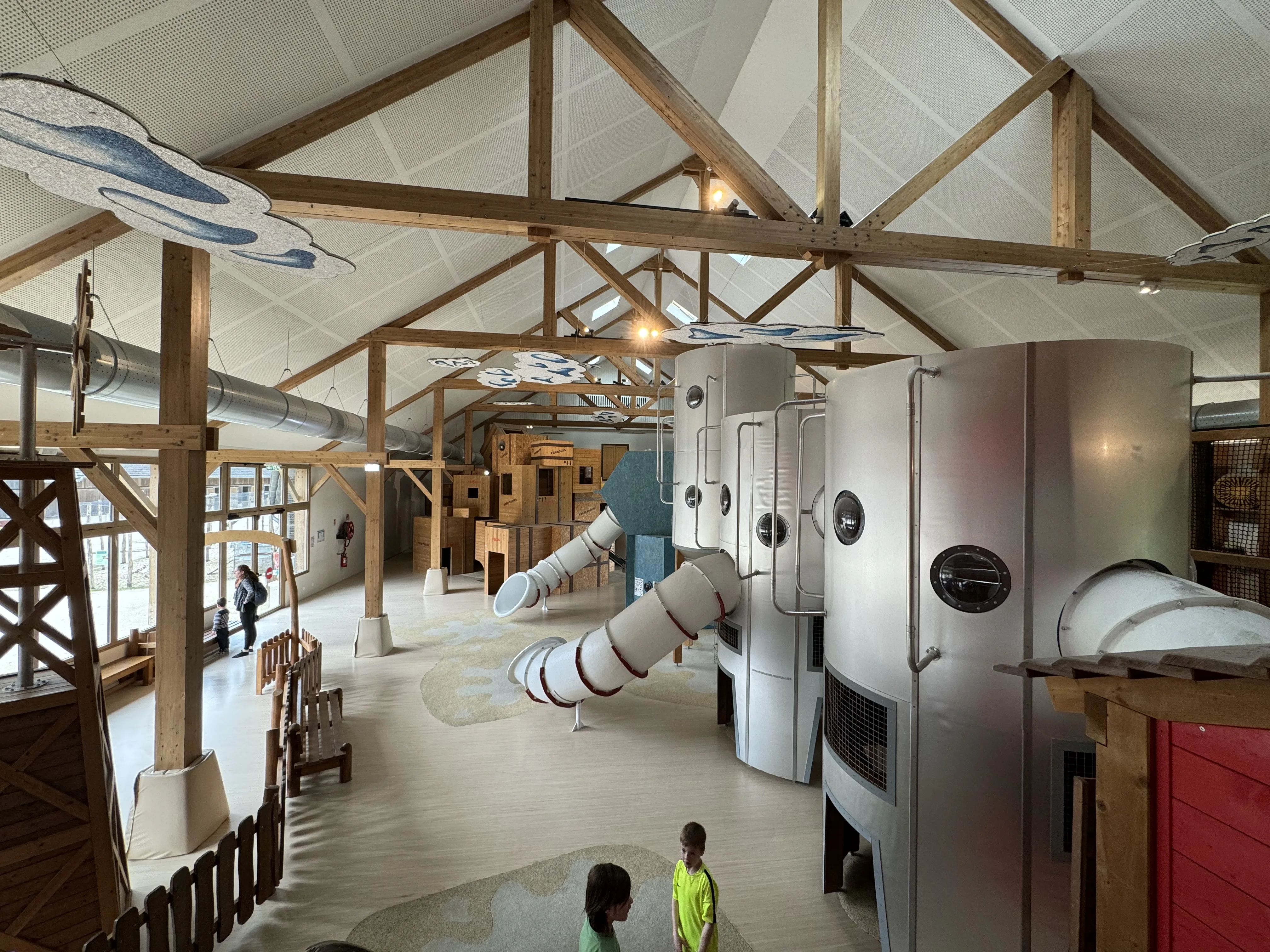 Rutschen und Klettermöglichkeiten für verschiedene Altersgruppen