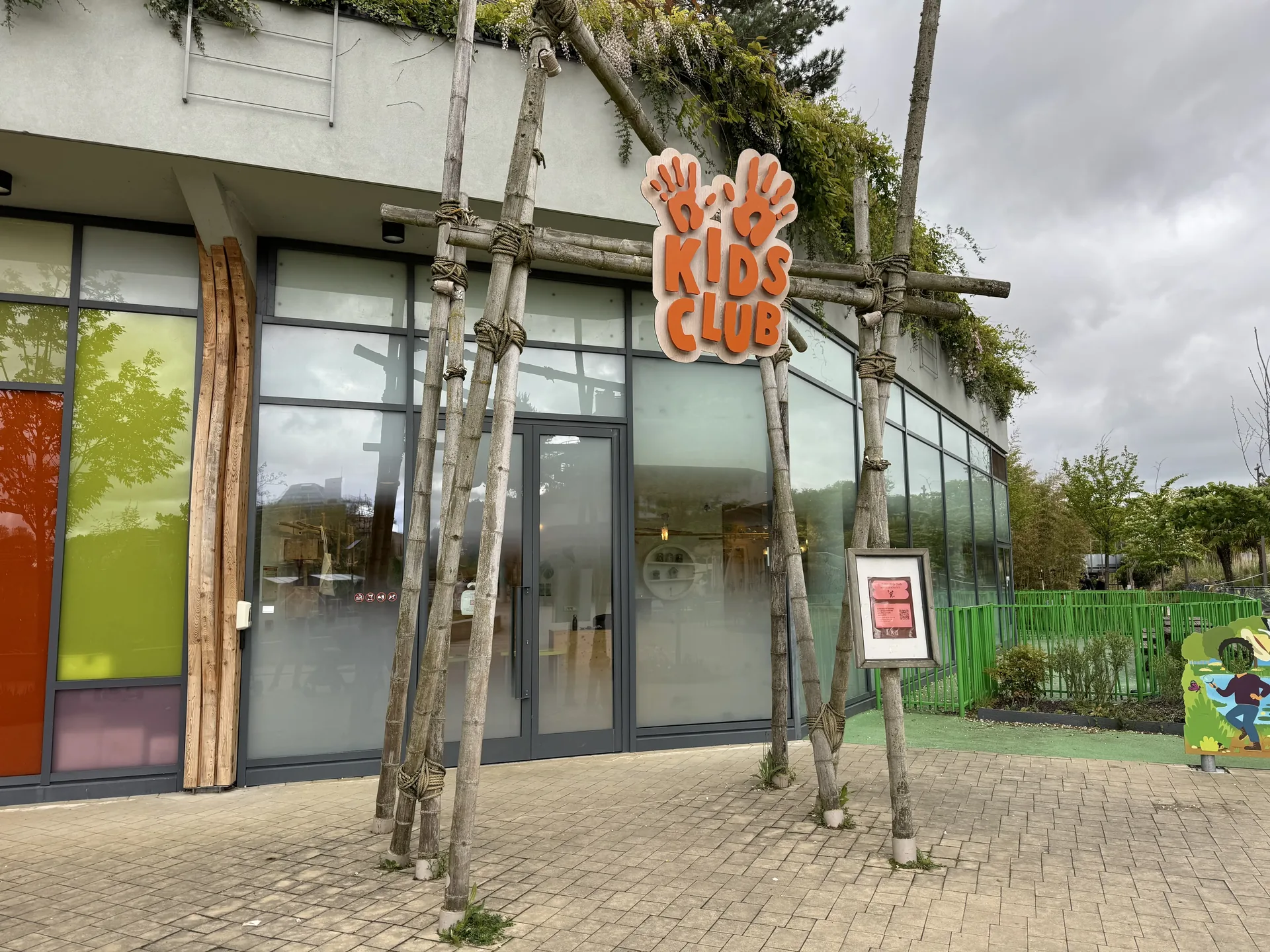 Eingang zum Kids Club mit Holzgerüst