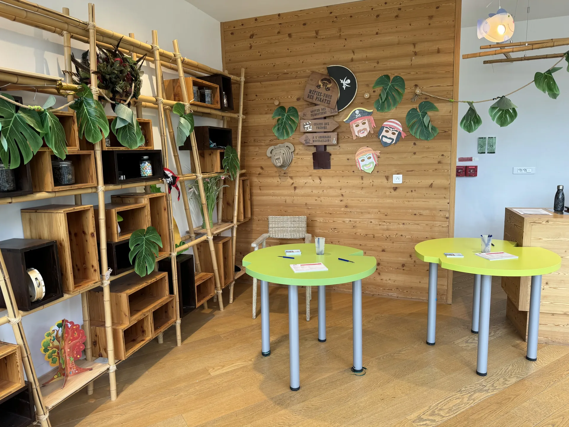 Basteltische und Holzregale im Kids Club