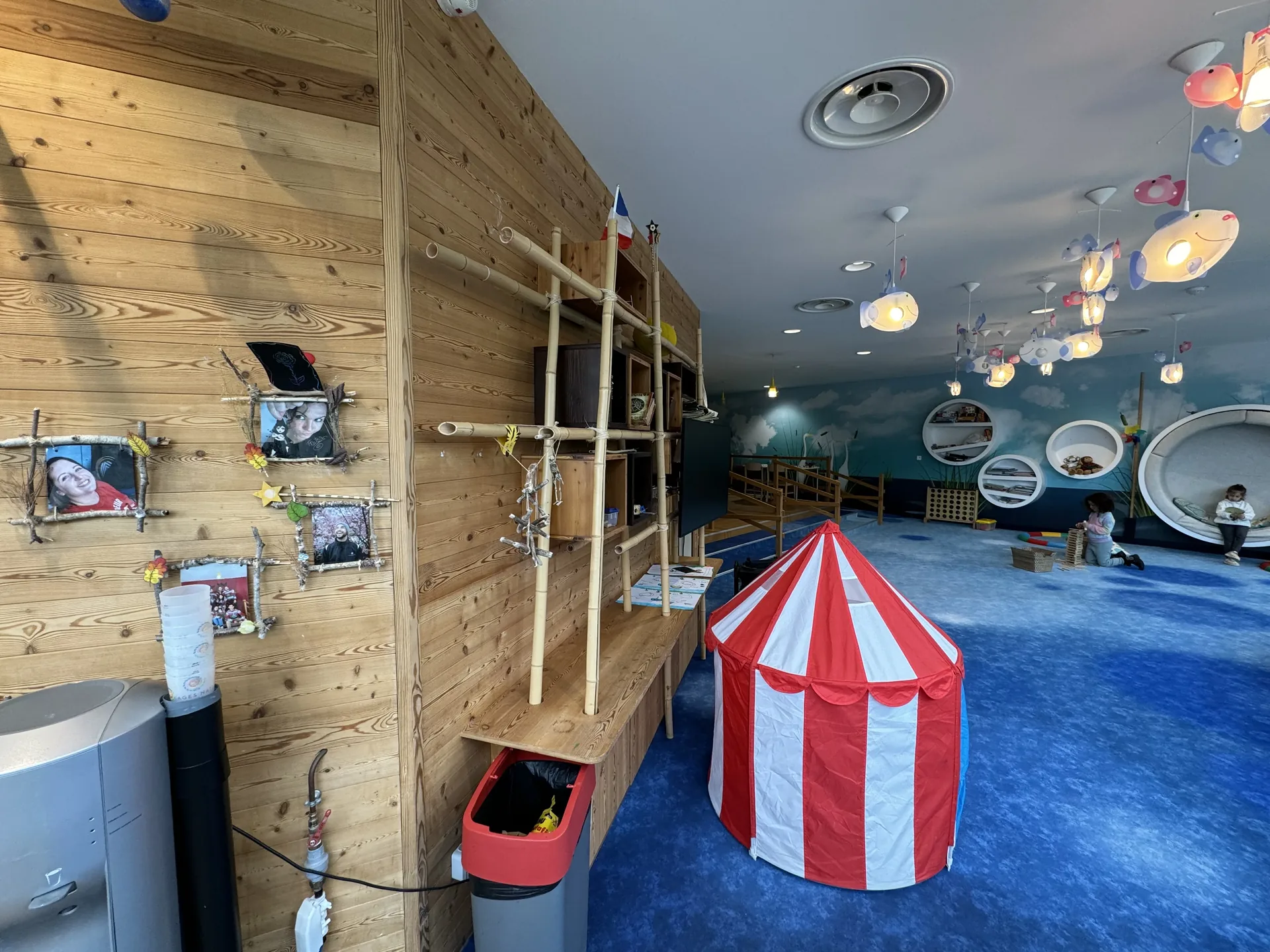 Spielbereich im Kids Club mit Zirkuszelt und blauem Teppich