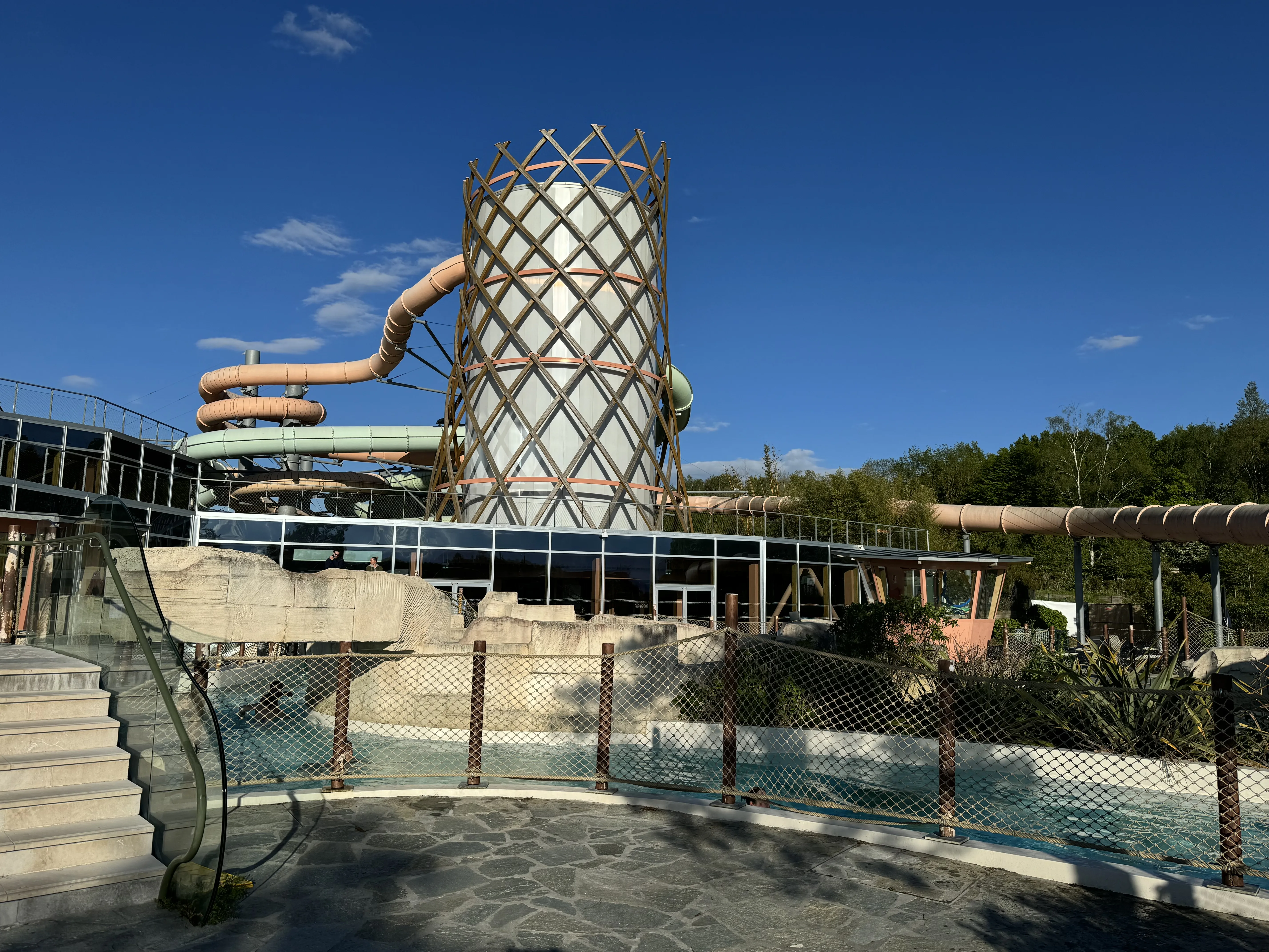 Der riesige Außenbereich mit beheizter Lagune