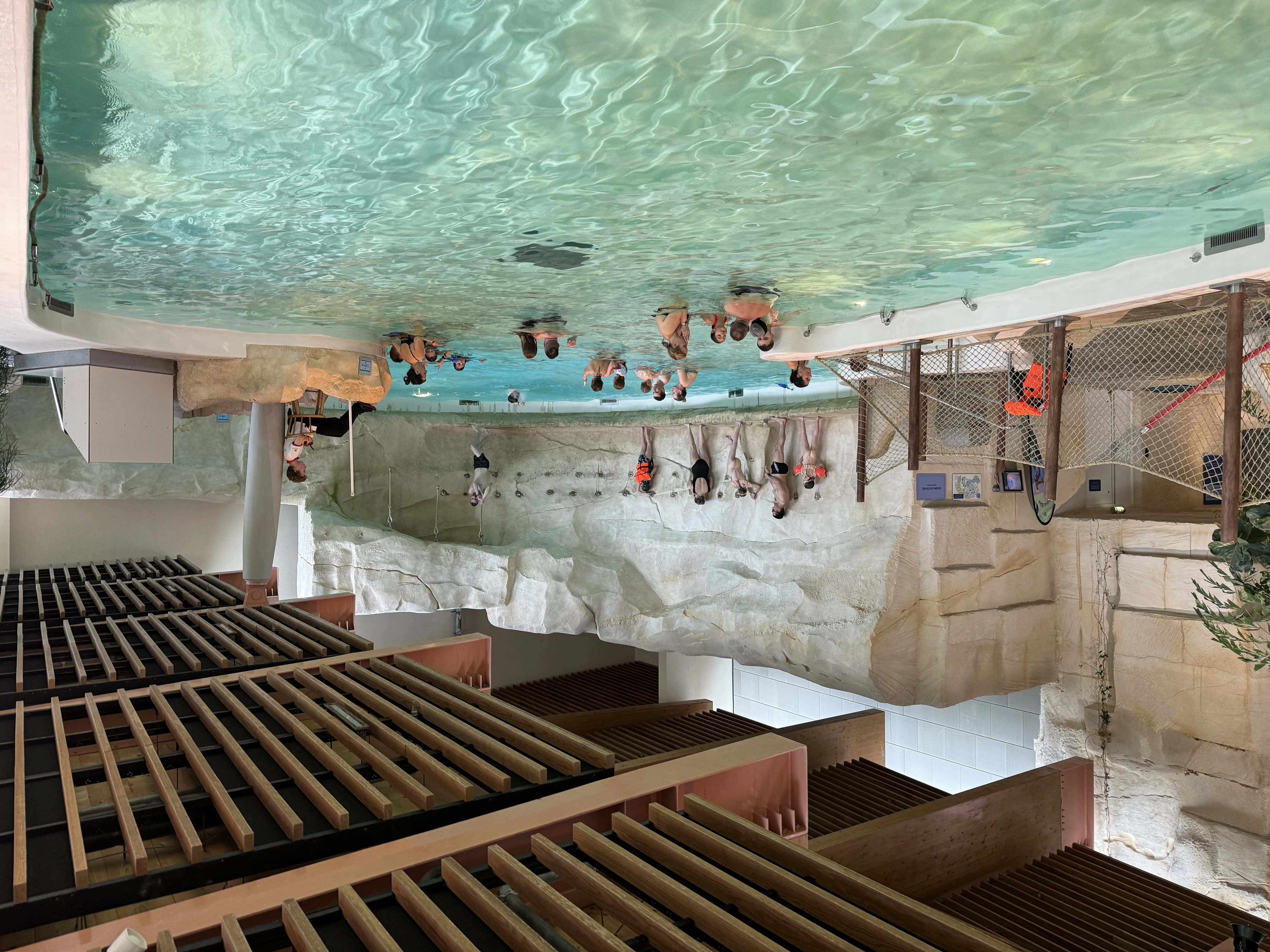 Der Aqua-Kletterparcours über dem Wasser