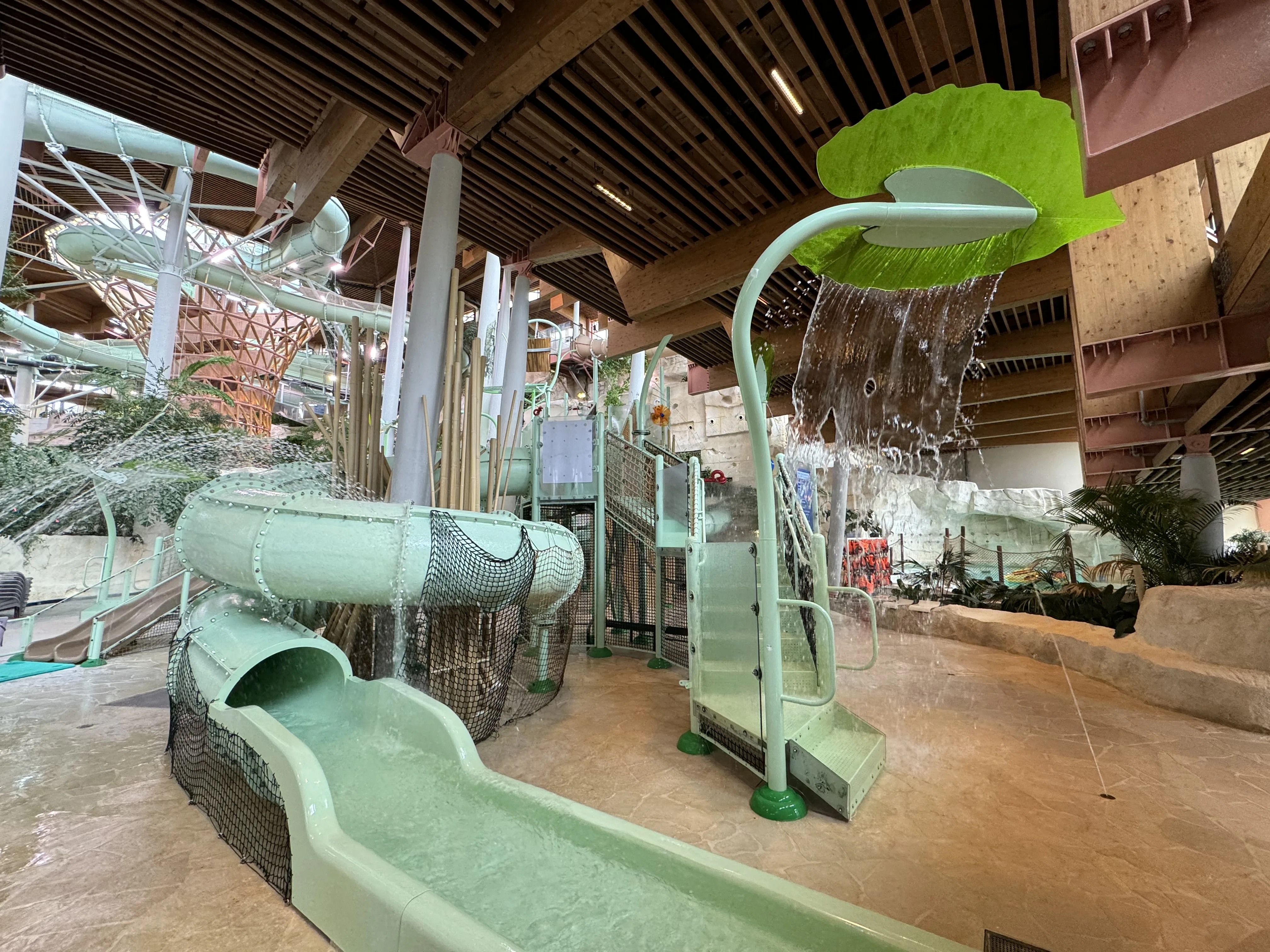 Das Water Play House bietet viele Wasserspielgeräte für die Kleinen