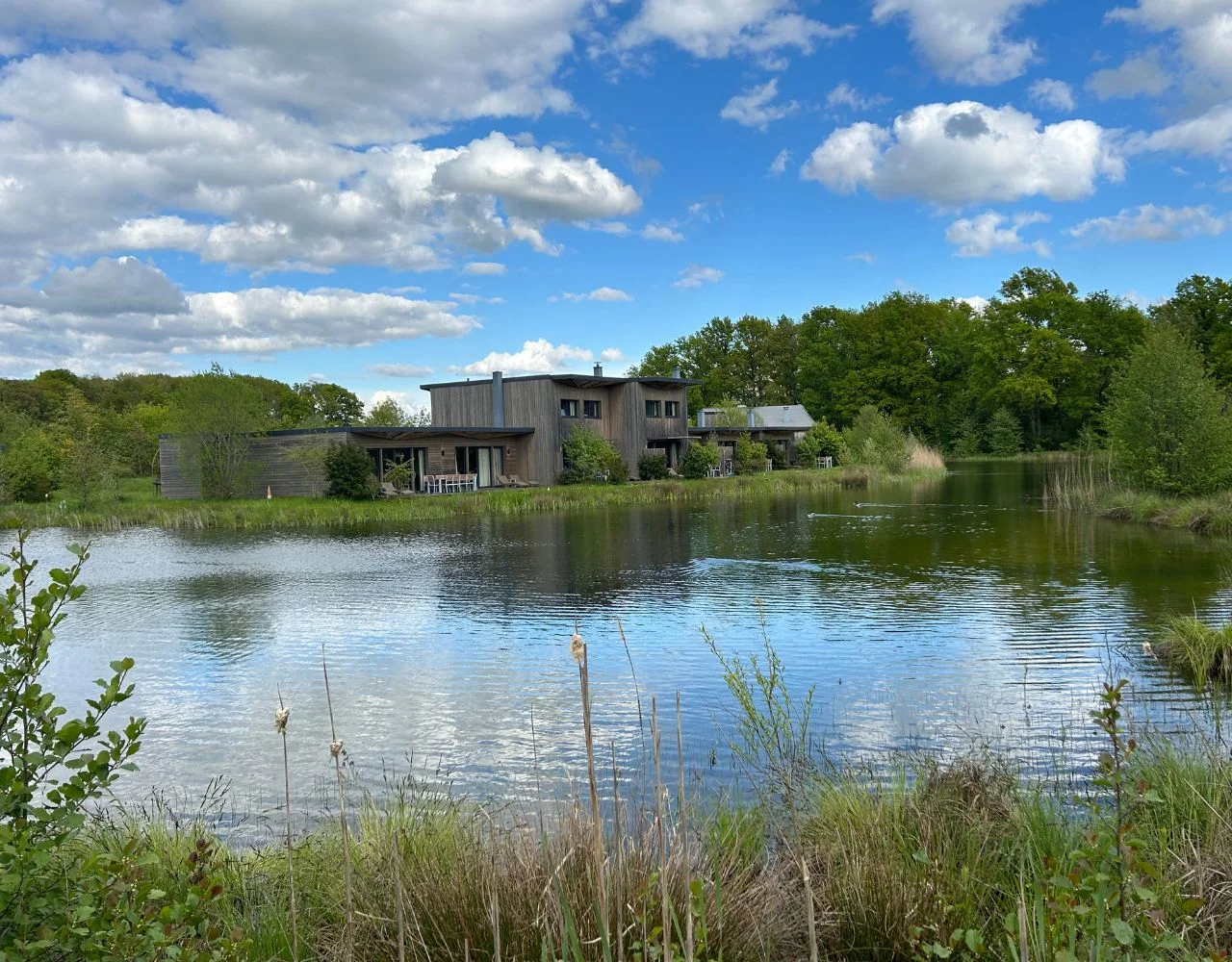Villages Nature Paris Ferienhäuser am See mit Holzterrasse