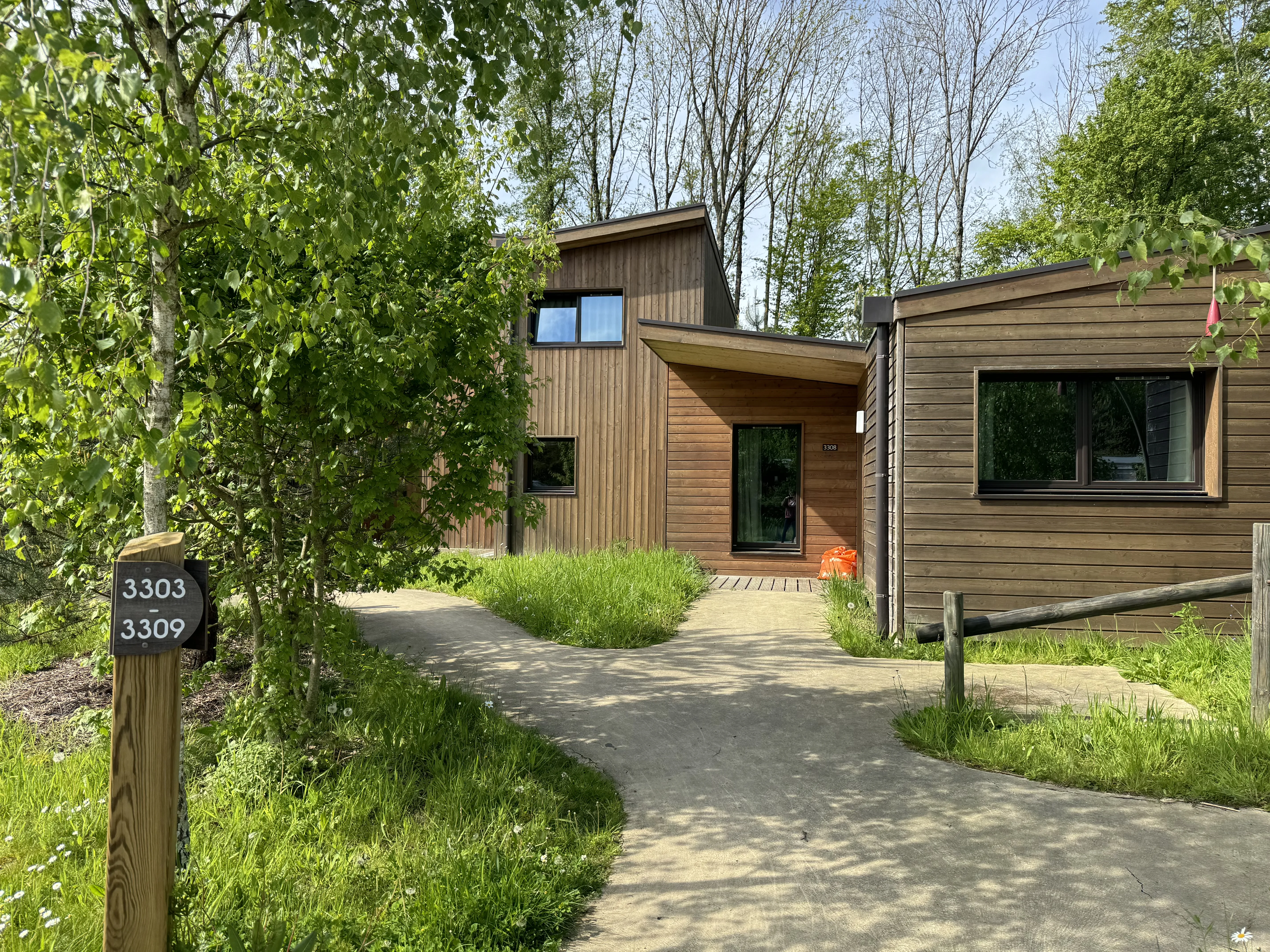 Ferienhäuser auf der einen Seite in der Natur, auf der anderen Seite am See
