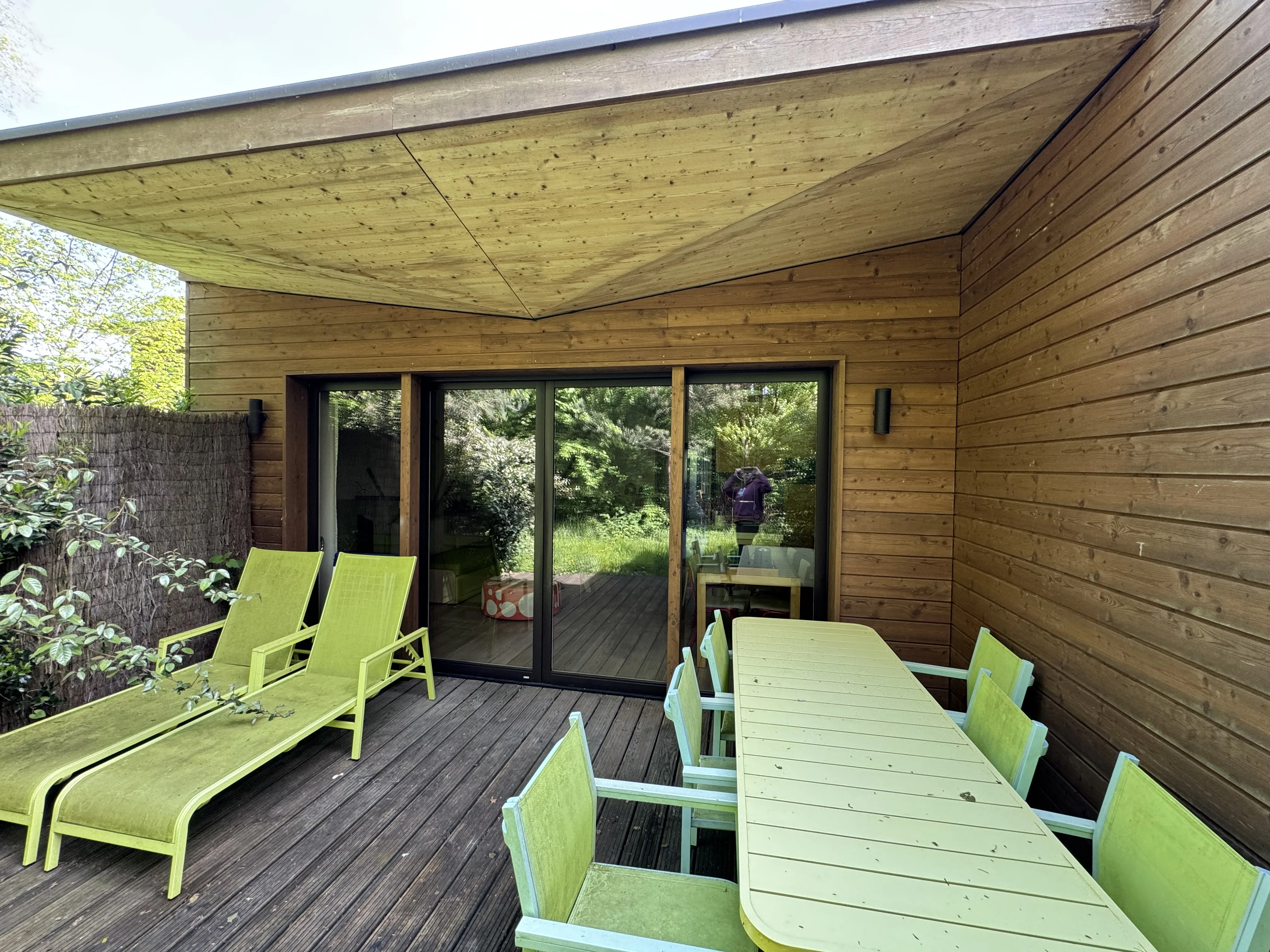 Comfort-Terrasse mit Gartenmöbeln