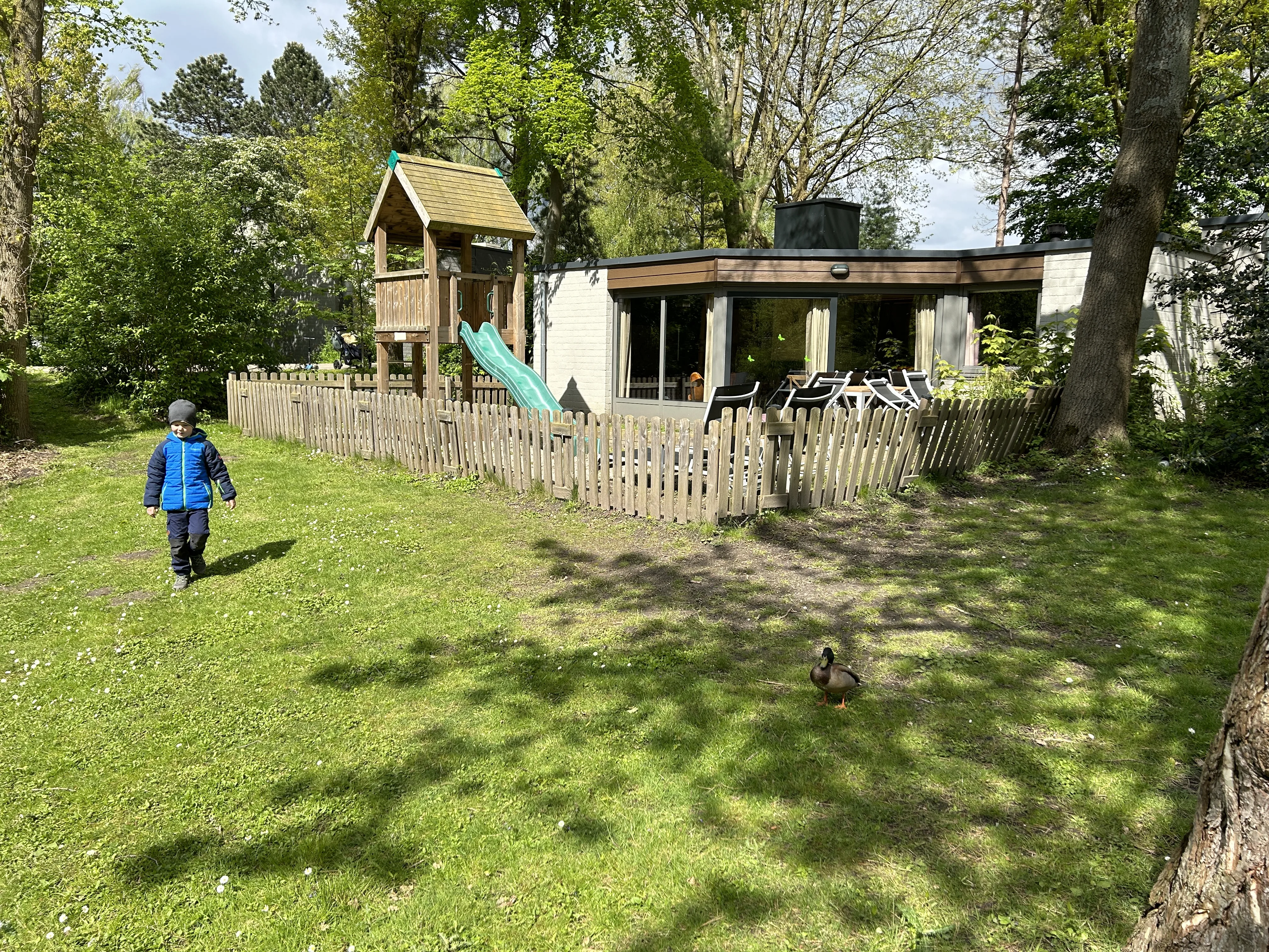 Abenteuer-Ferienhaus mit Spielplatz und Zaun