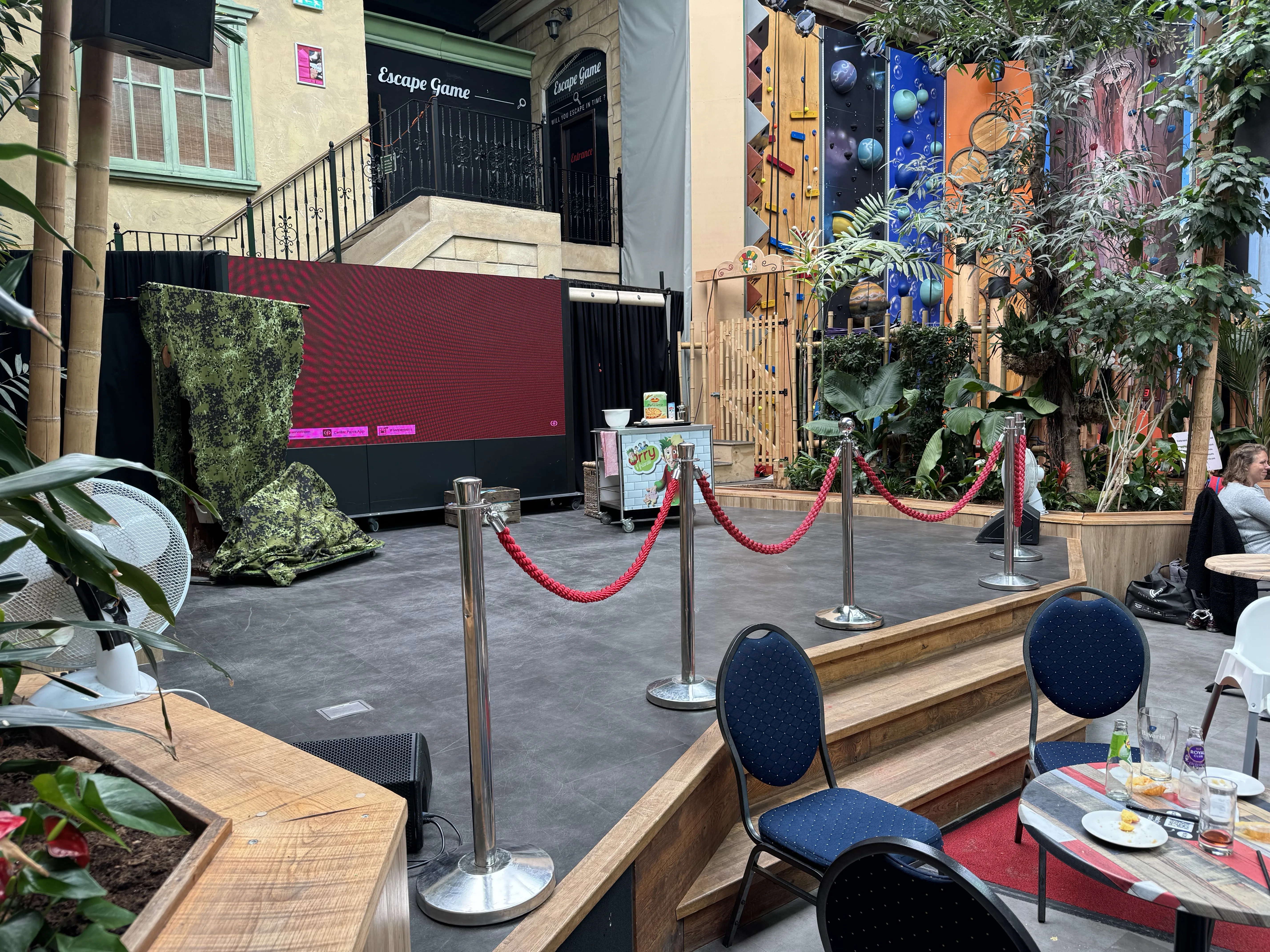 Die Bühne in der Action Factory mit dem Escape Game im Hintergrund