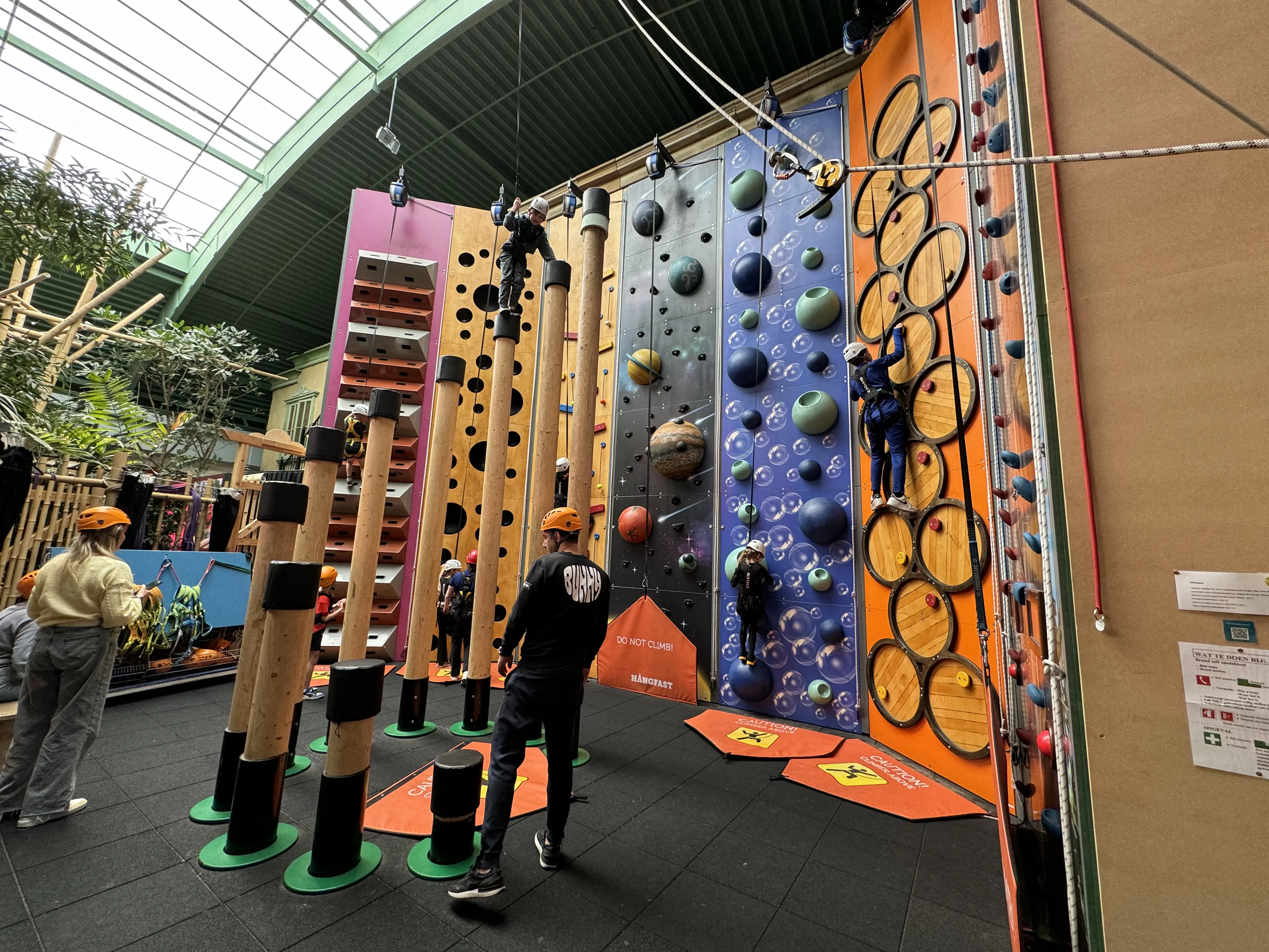 Kinder am Kletterpark – mit Helm und automatischer Sicherung