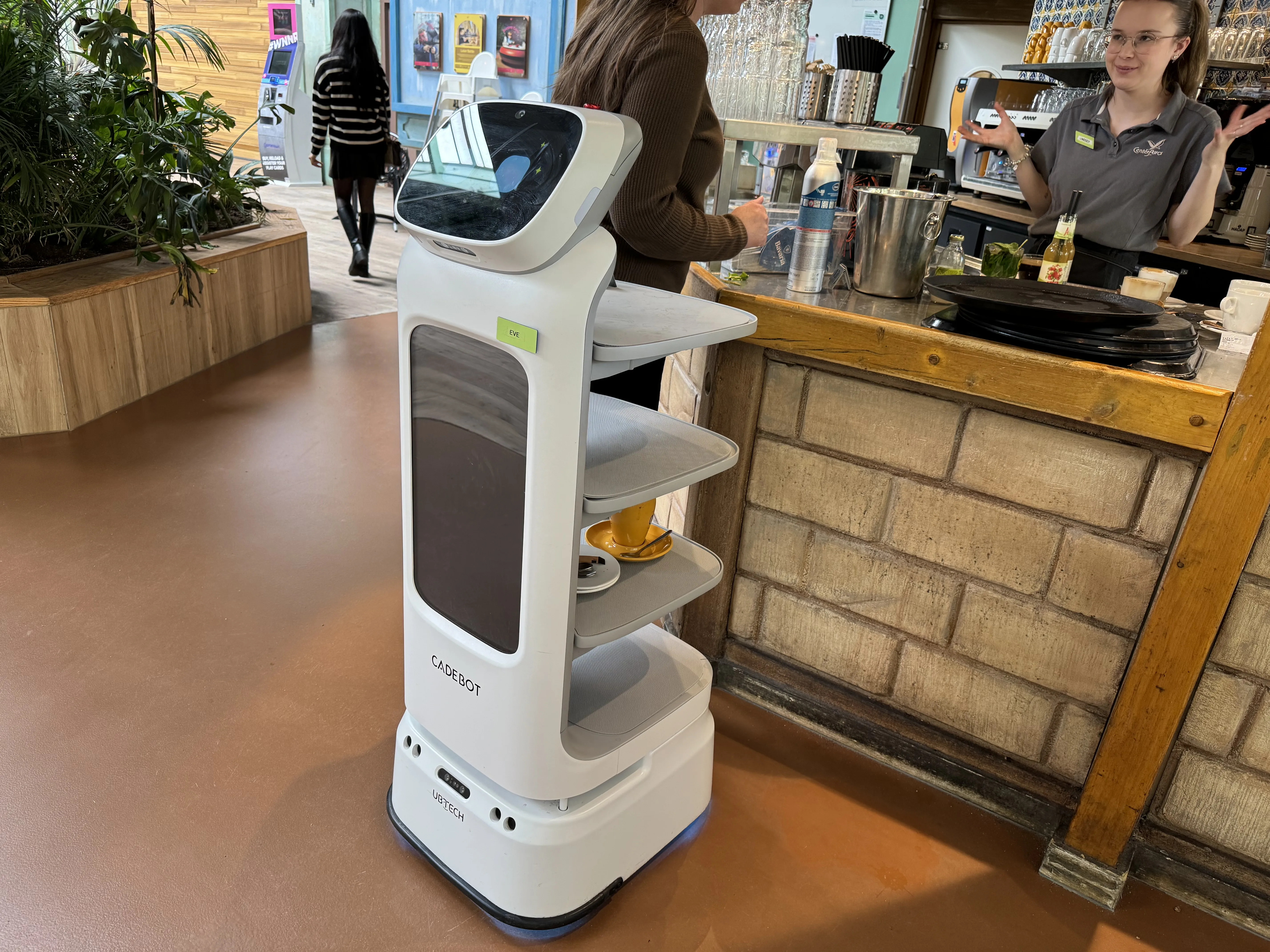 Der Abräum-Roboter im Café – bei Kindern ein absolutes Highlight