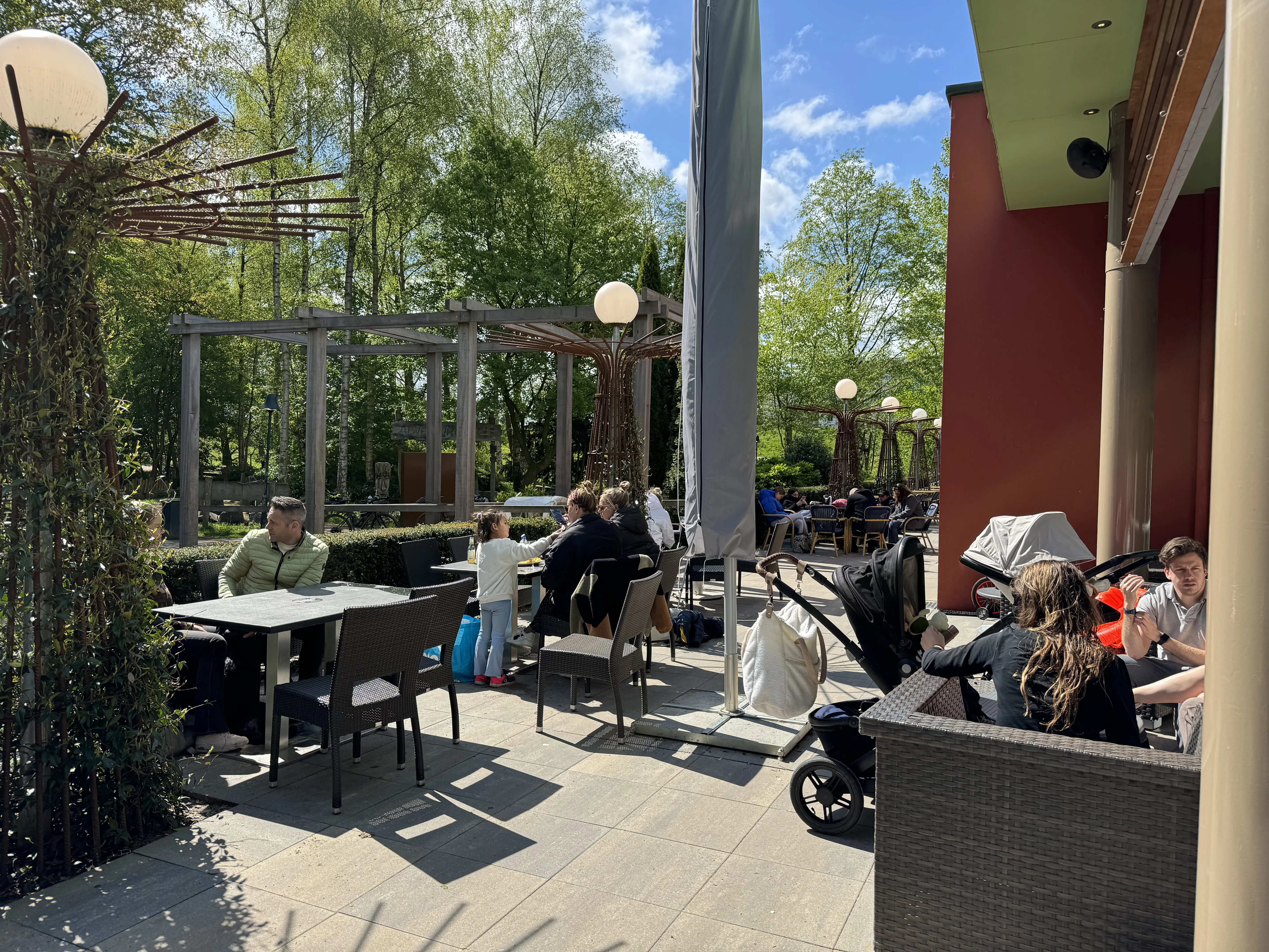 Die Außenterrasse vor der Action Factory – perfekt bei schönem Wetter