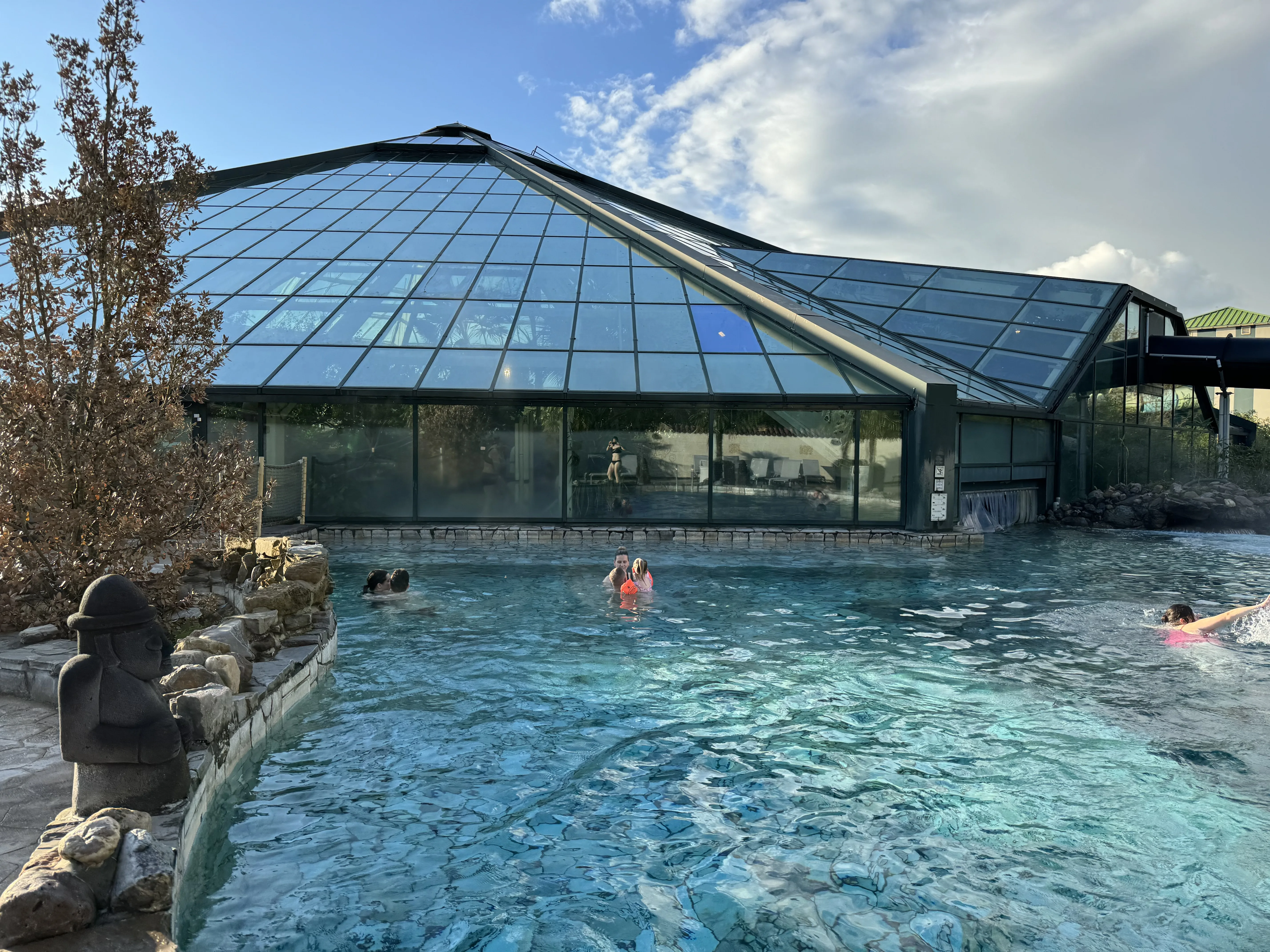 Das Außenbecken mit der beeindruckenden Glasfassade des Aqua Mundo