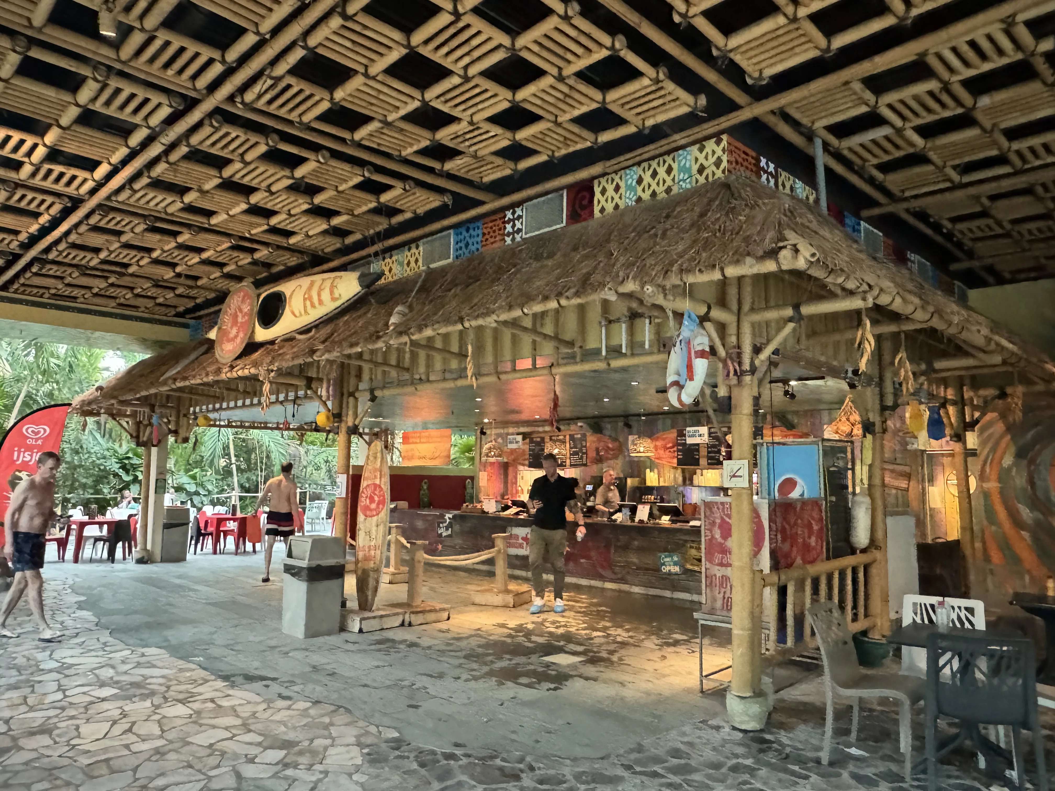 Die Bar im Aqua Mundo – im Tiki-Stil mit Bambus und Strohdach