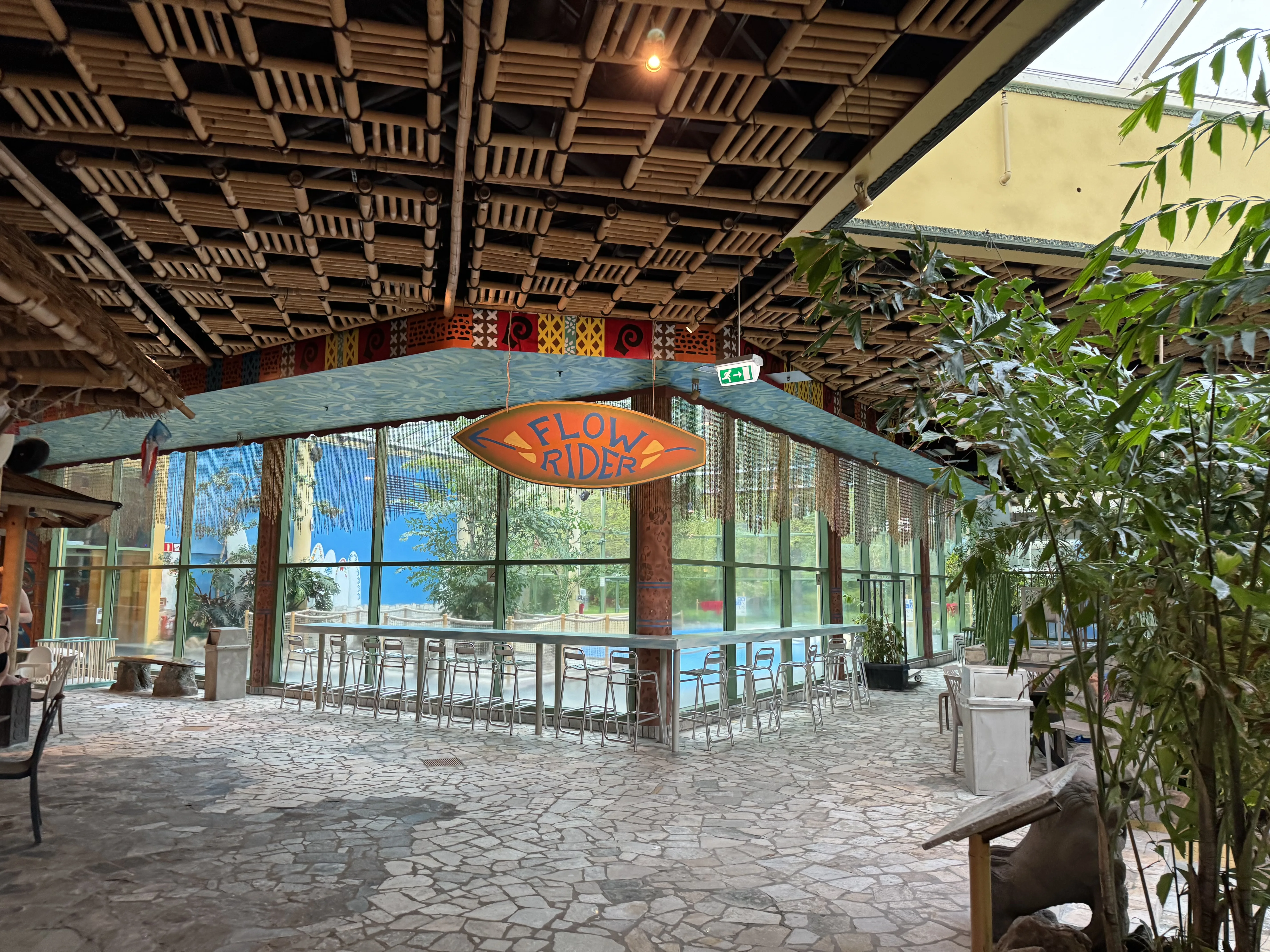 Der separate FlowRider-Bereich mit Zuschauerbänken