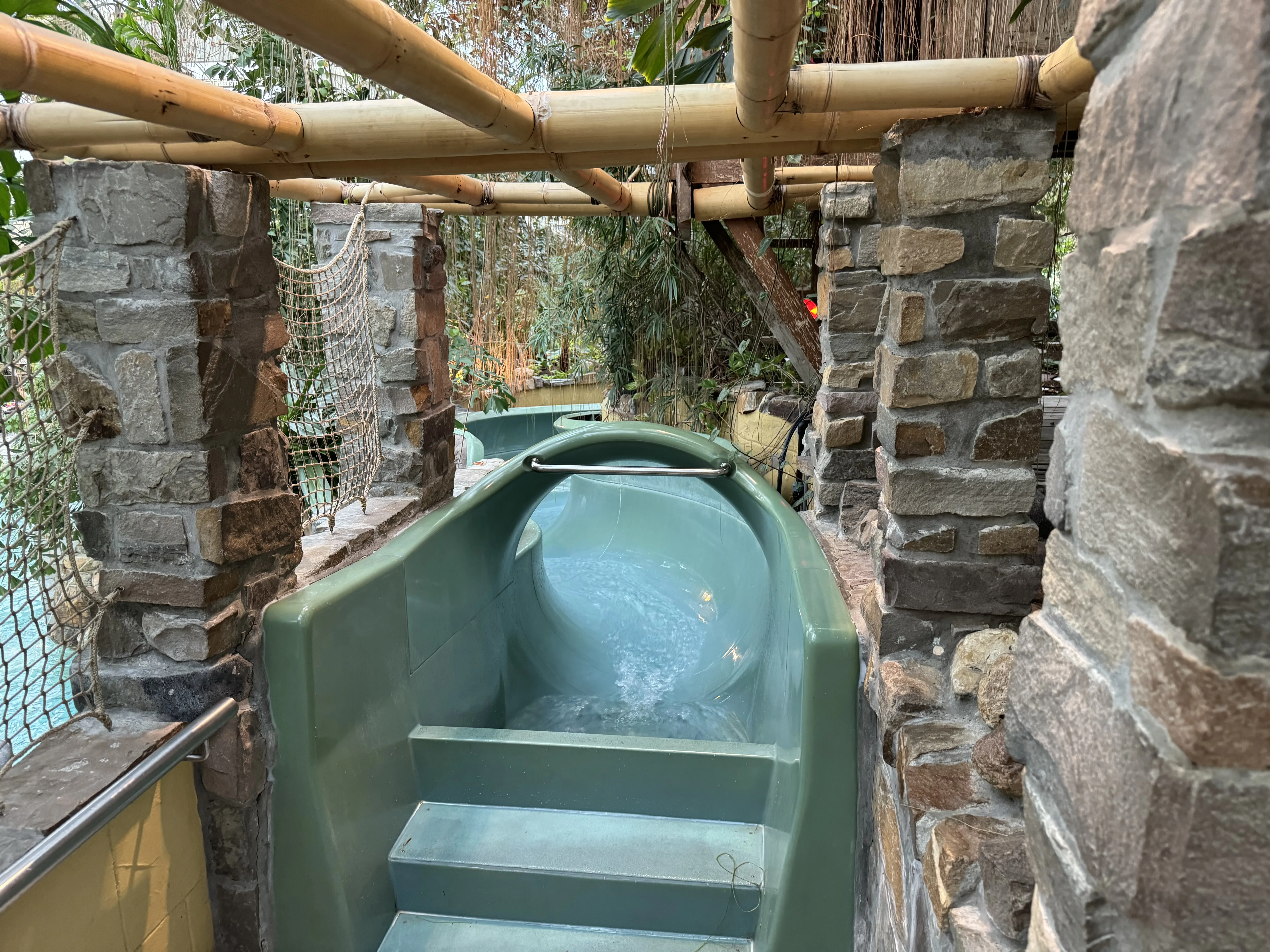 Noch eine Kinderrutsche – eingebettet in die Felsen-Thematisierung