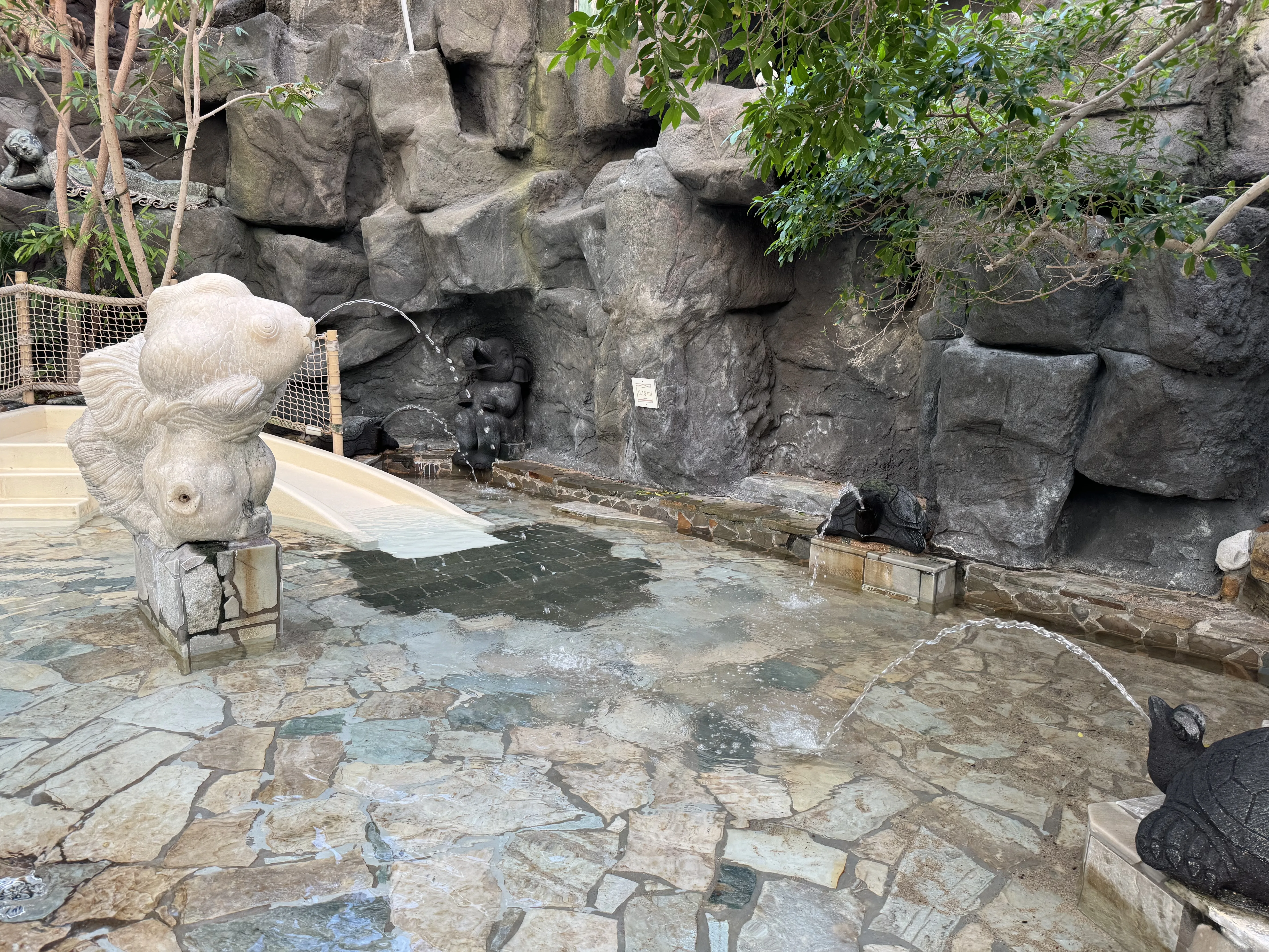 Der Planschbeckenbereich – flaches Wasser mit Felsen und Wasserspielen