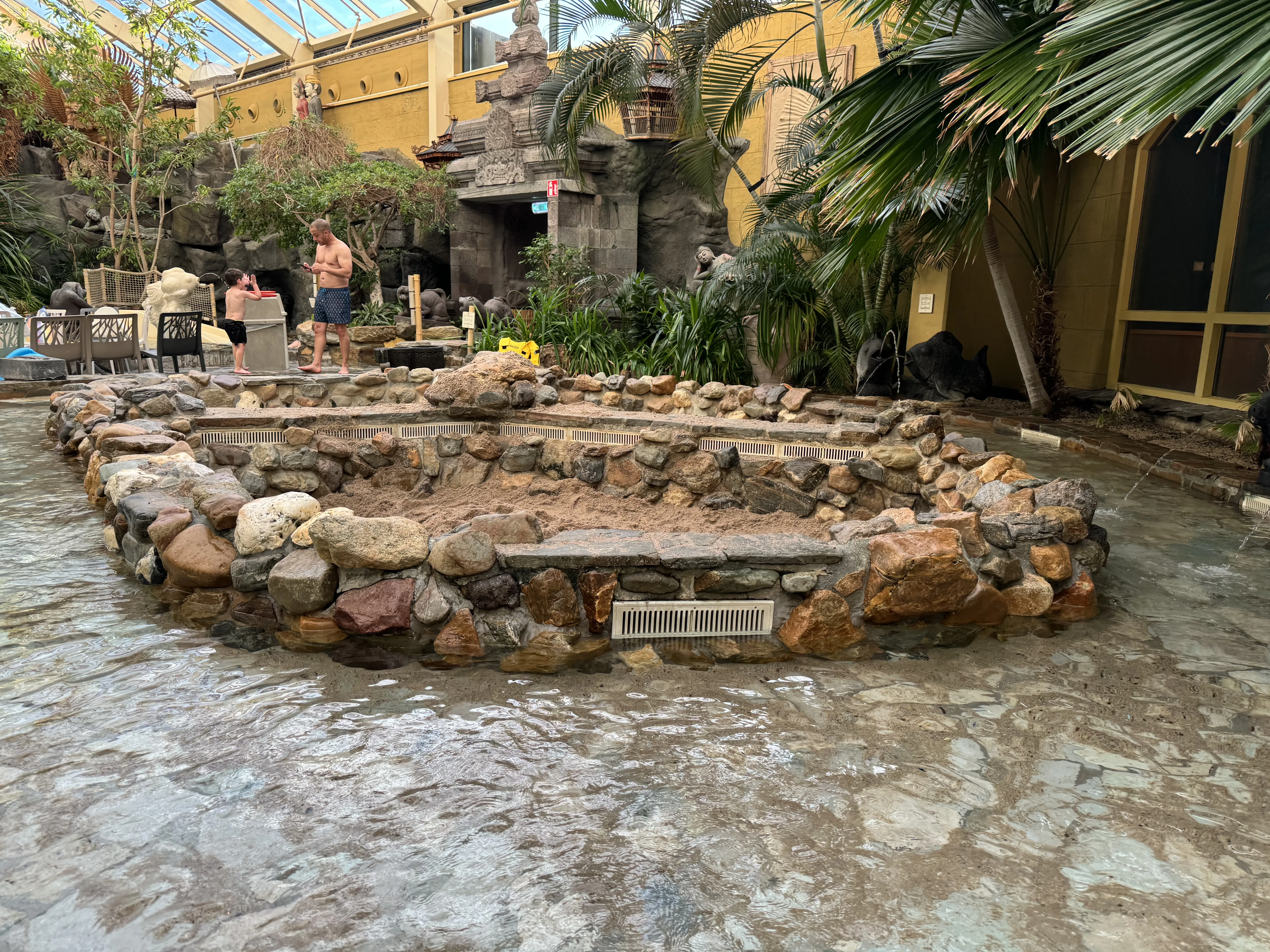 Der Sandkasten im Wasserbecken – ideal für die ganz Kleinen