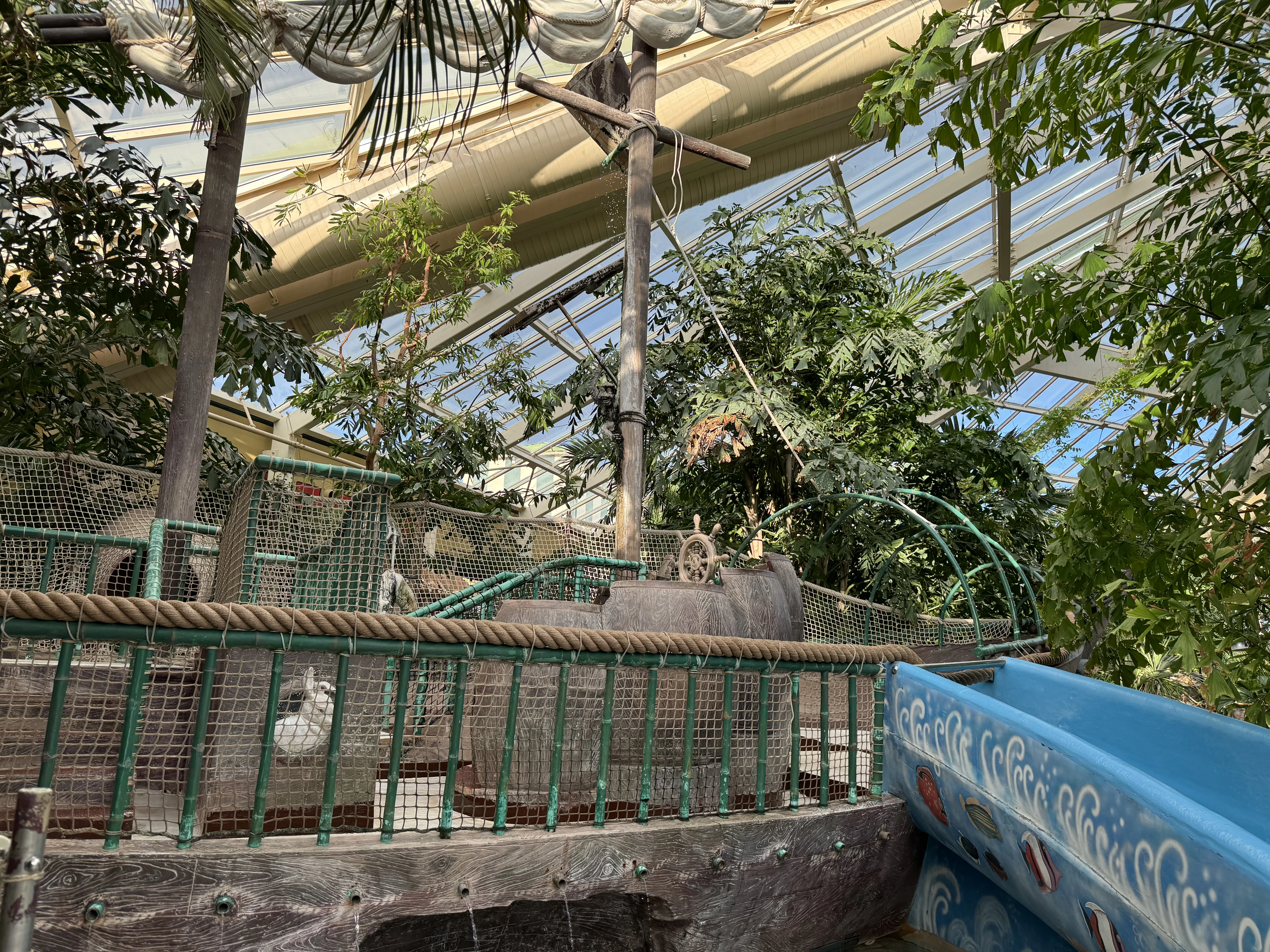 Das Piratenschiff von oben – mit Mast, Steuerrad und kleiner Rutsche