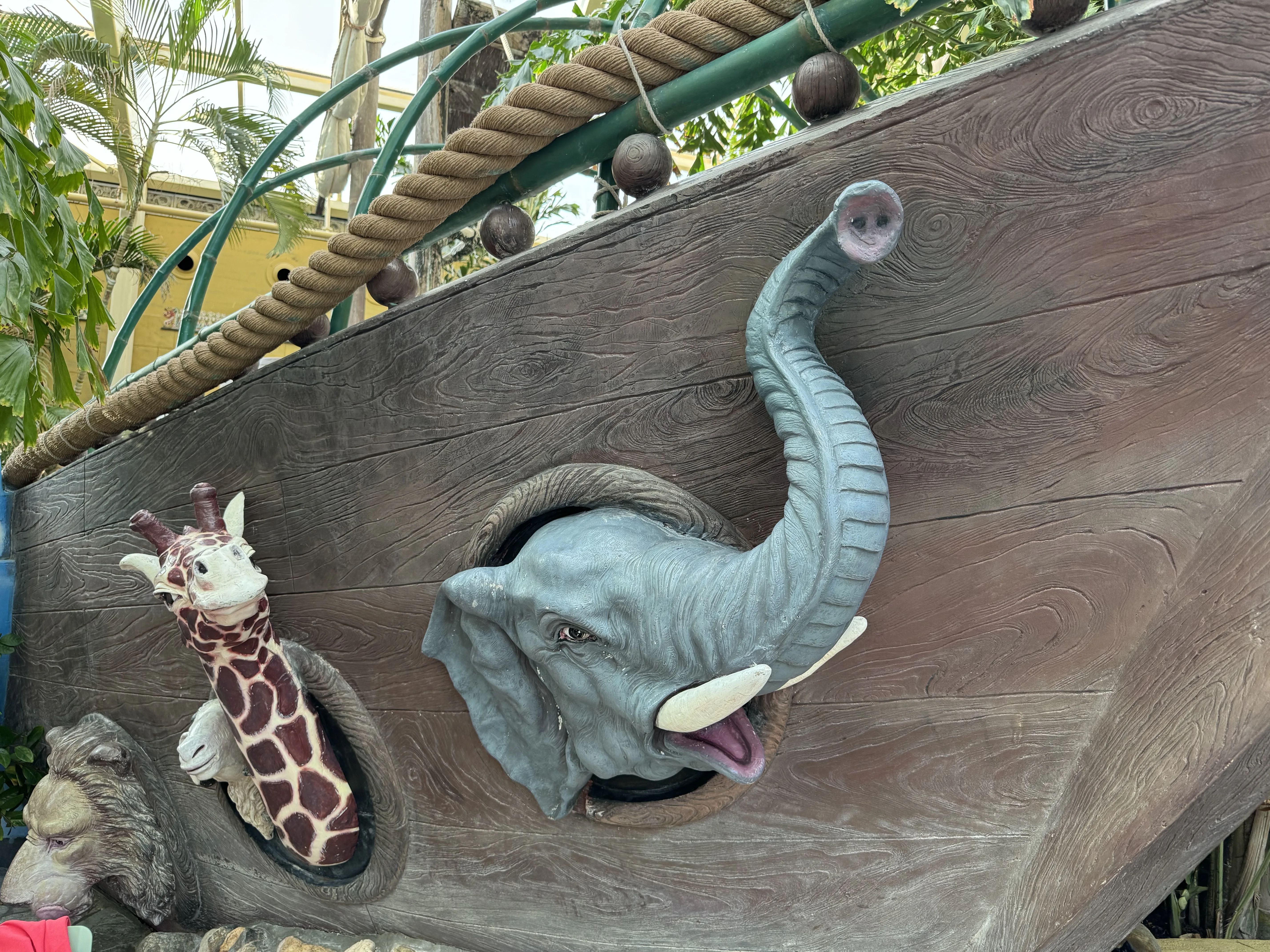 Der Wasserspielplatz – mit Elefant, Giraffe und Affe als Schiffsdeko