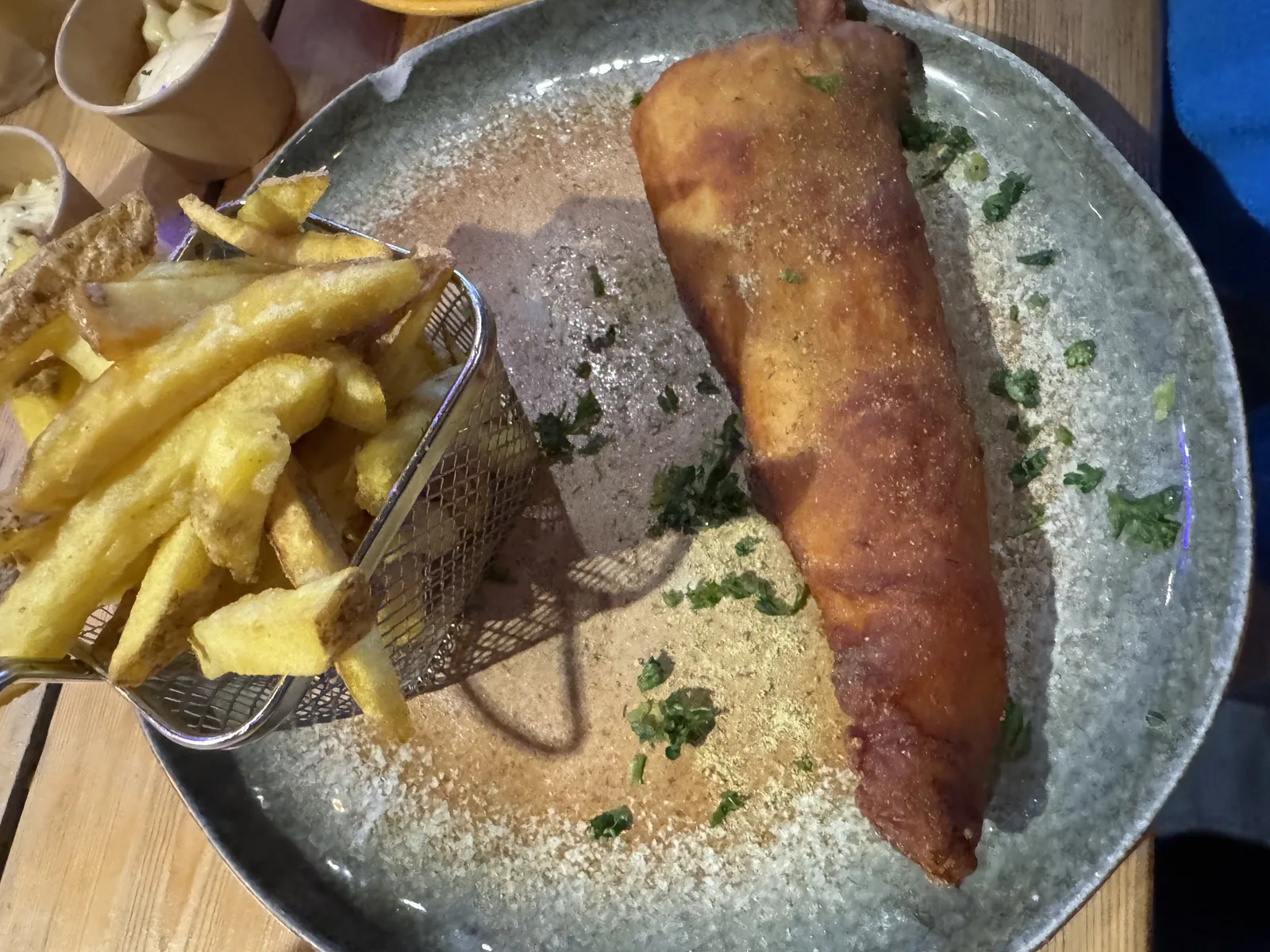 Fish & Chips im Beach Club – knusprig und ordentliche Portion