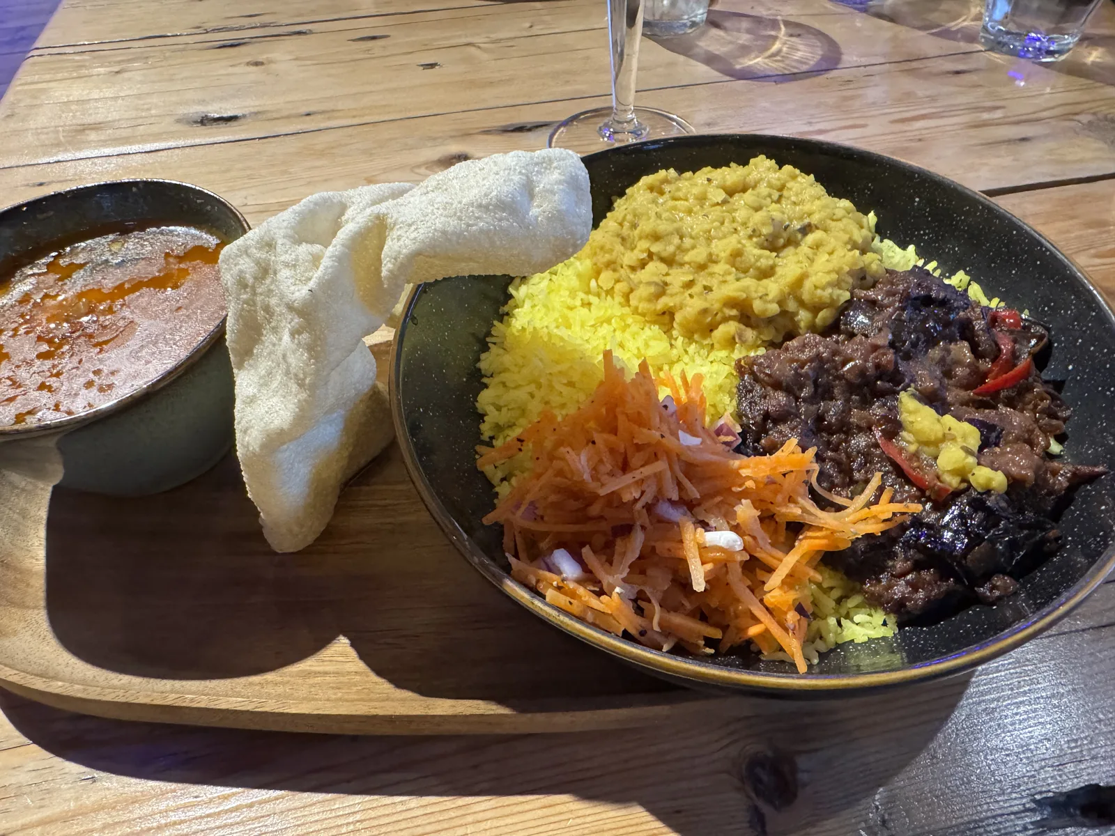 Nasi Goreng mit Kroepoek und Sambal im Beach Club