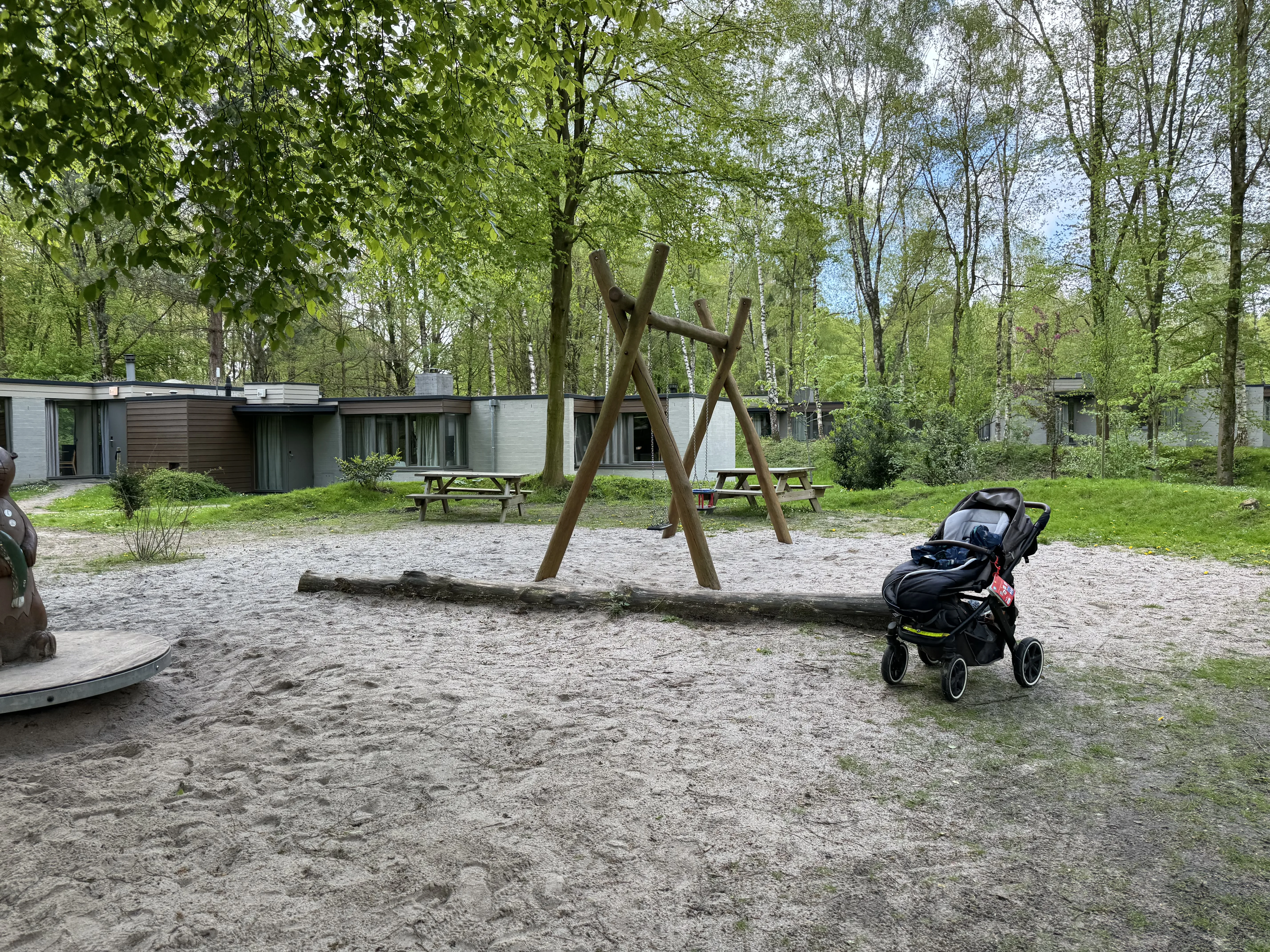 Kleine Spielplätze überall auf dem Gelände