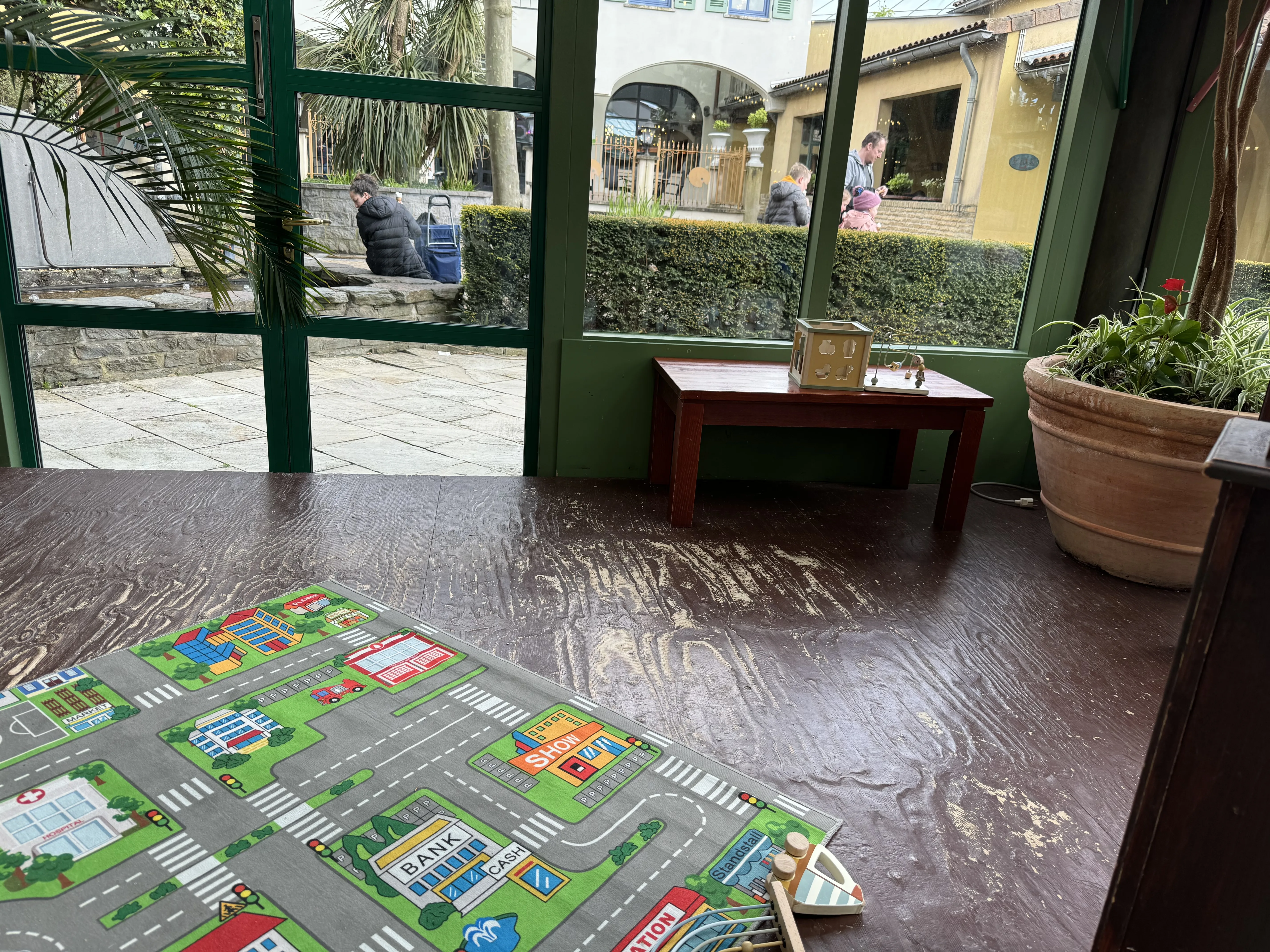 Das Café am Market Square mit Spielecke für die Kleinen