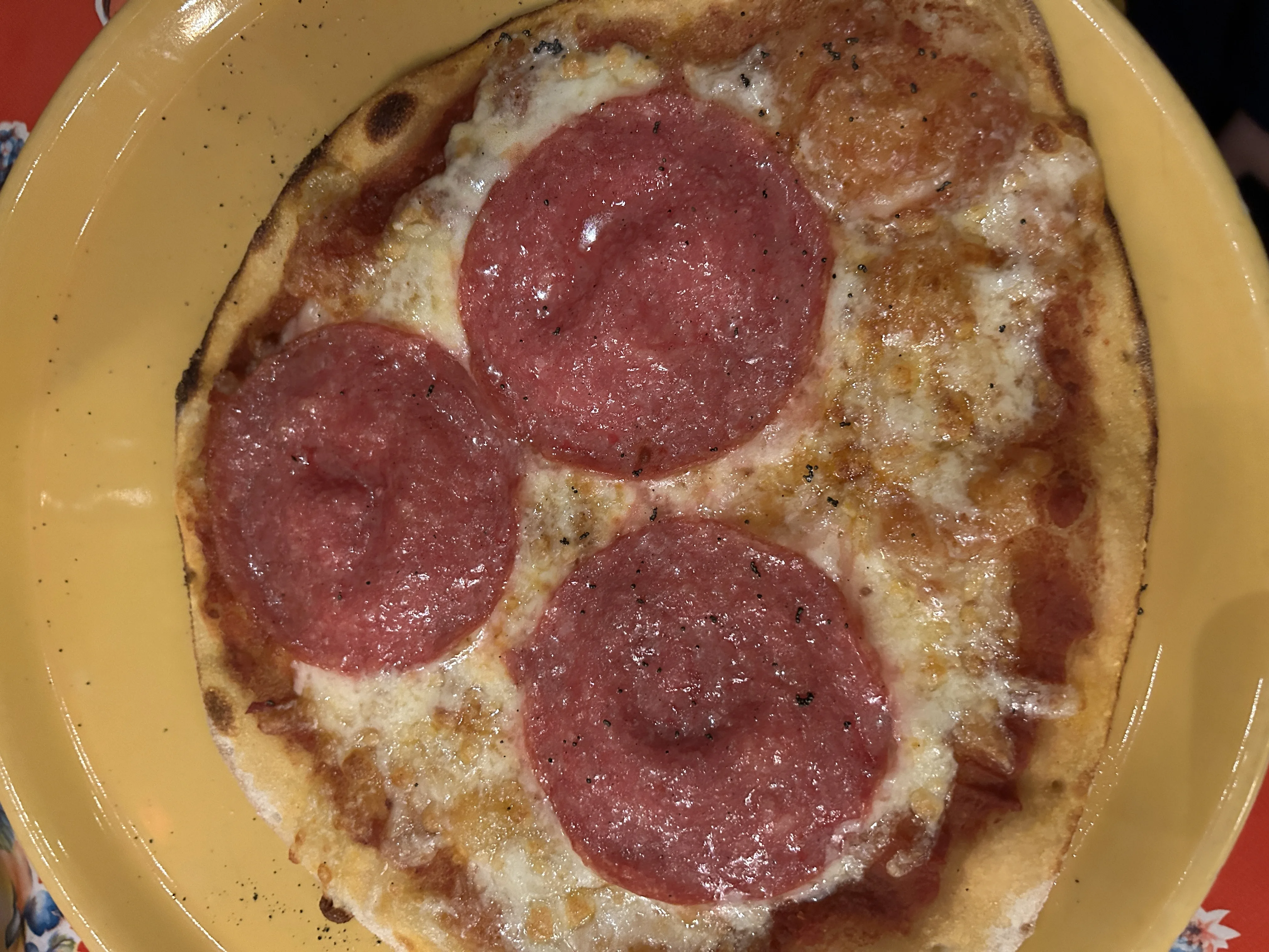 Pizza Salami bei Nona's