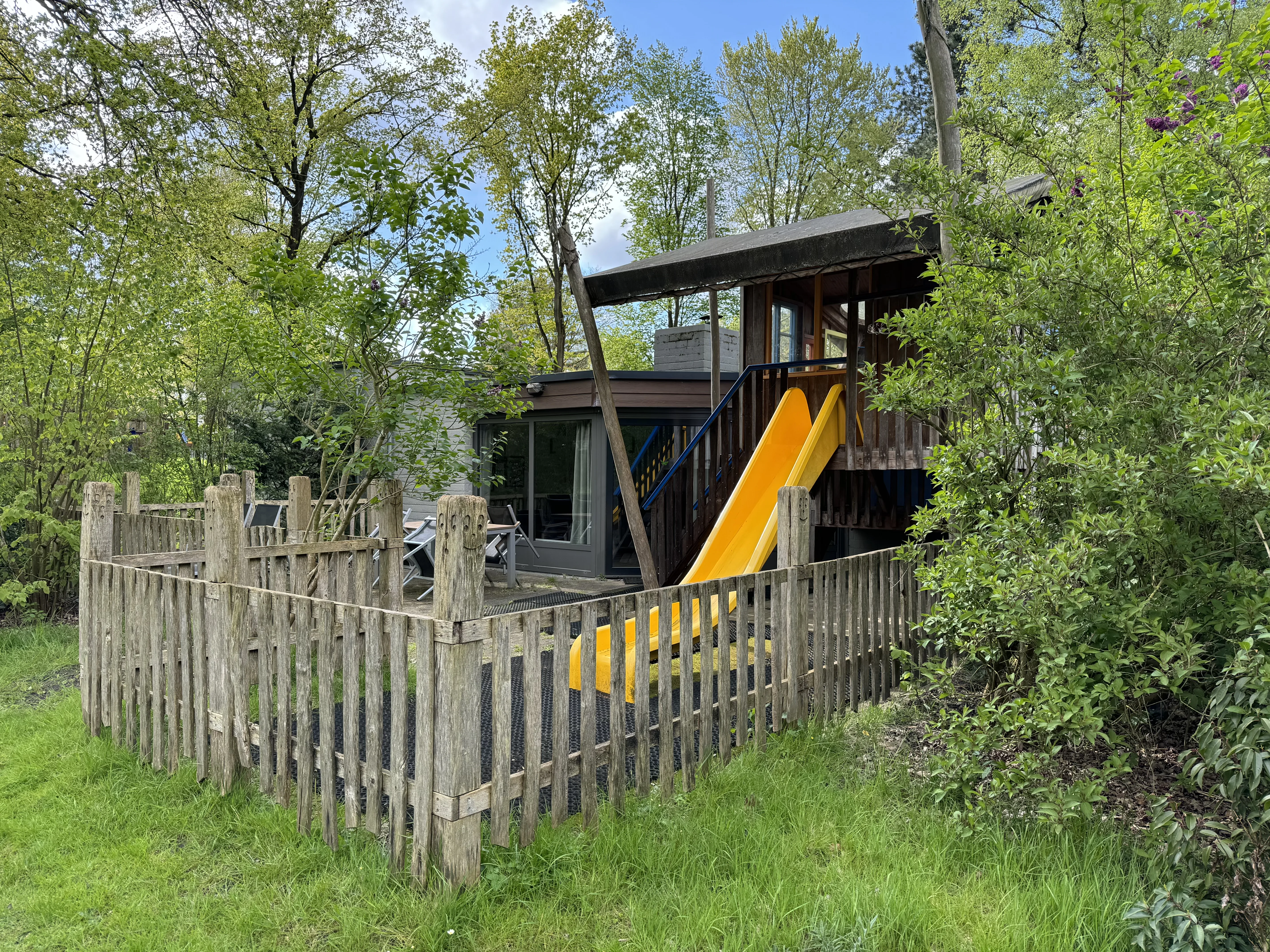 Premium-Kinderferienhaus mit Spielplatz von außen