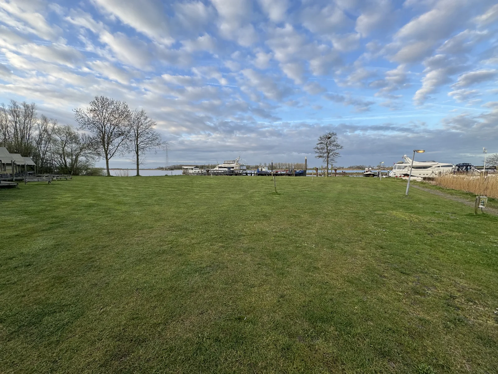 Safari-Zelte im Campingbereich des De Eemhof mit Blick auf den Hafen