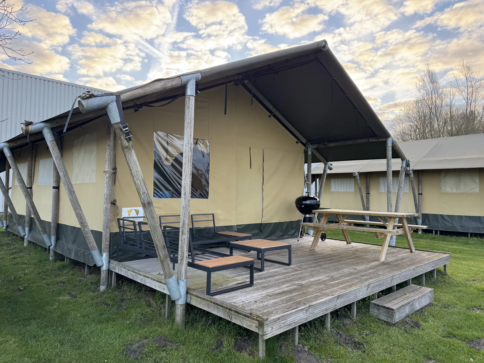 Safari-Zelte am Hafen im Center Parcs De Eemhof mit Blick aufs Wasser