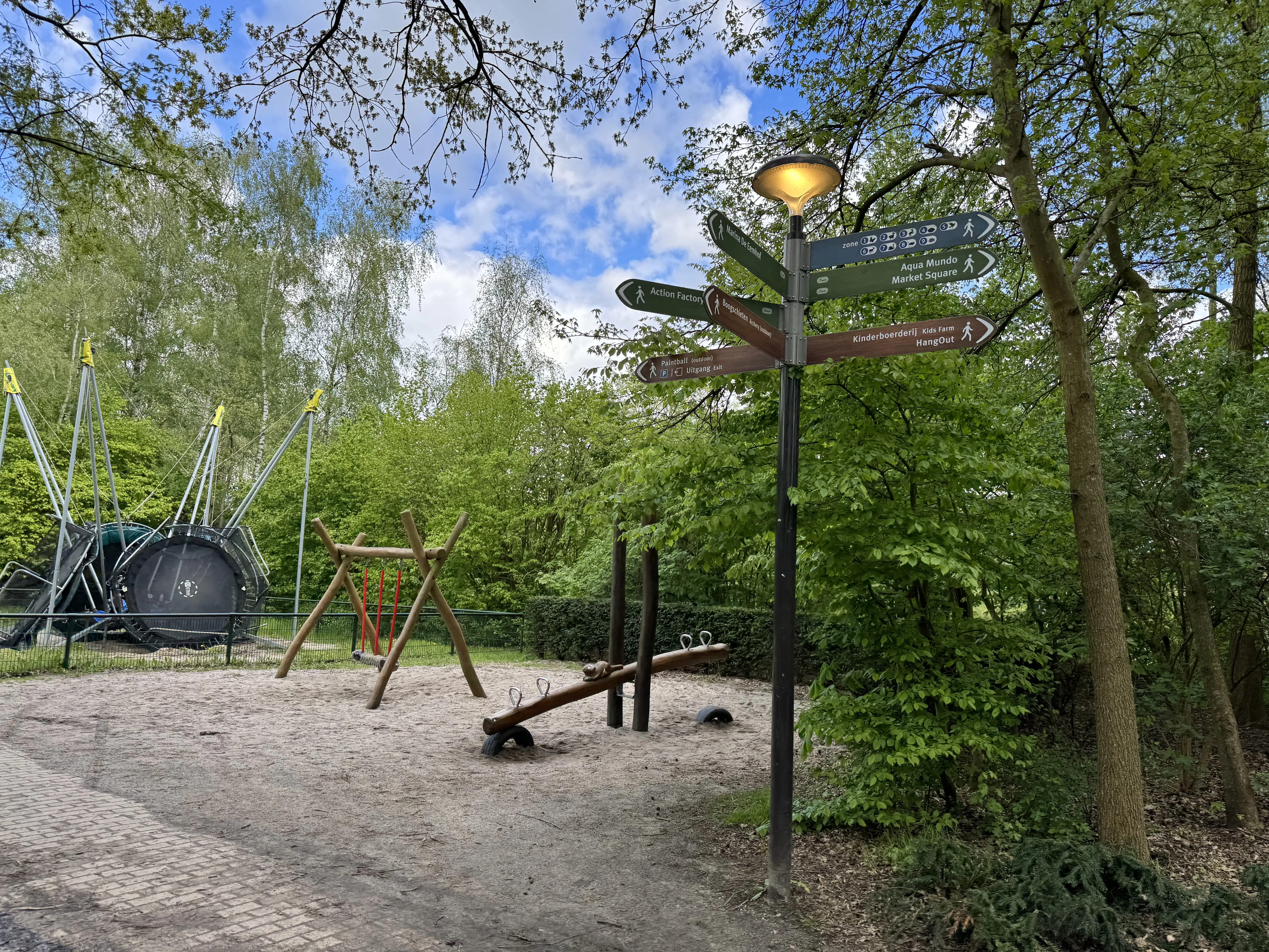 Spielplatz mit Trampolinen im Hintergrund
