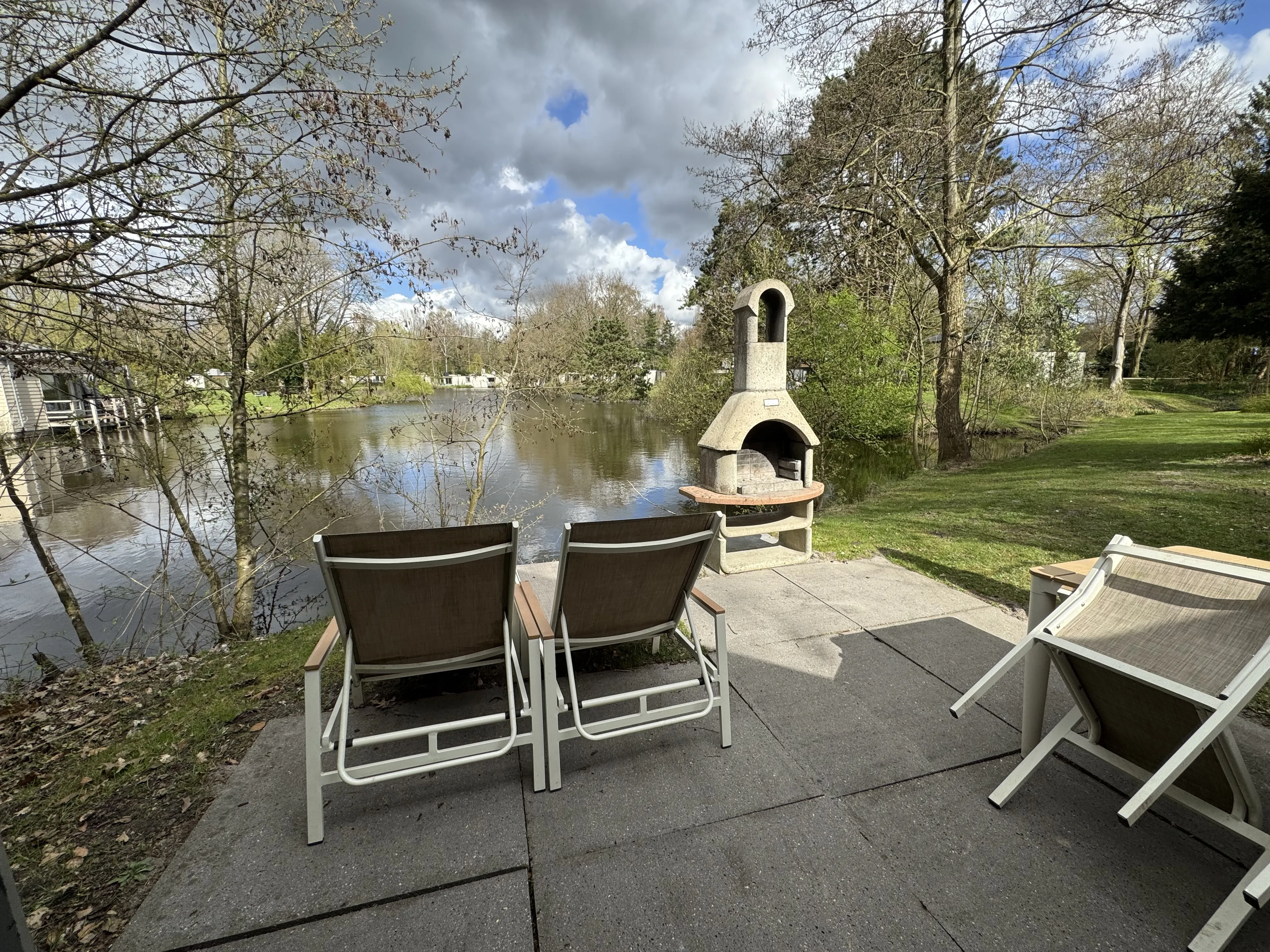 Terrasse am See mit Grillkamin im VIP-Ferienhaus für 2 Personen
