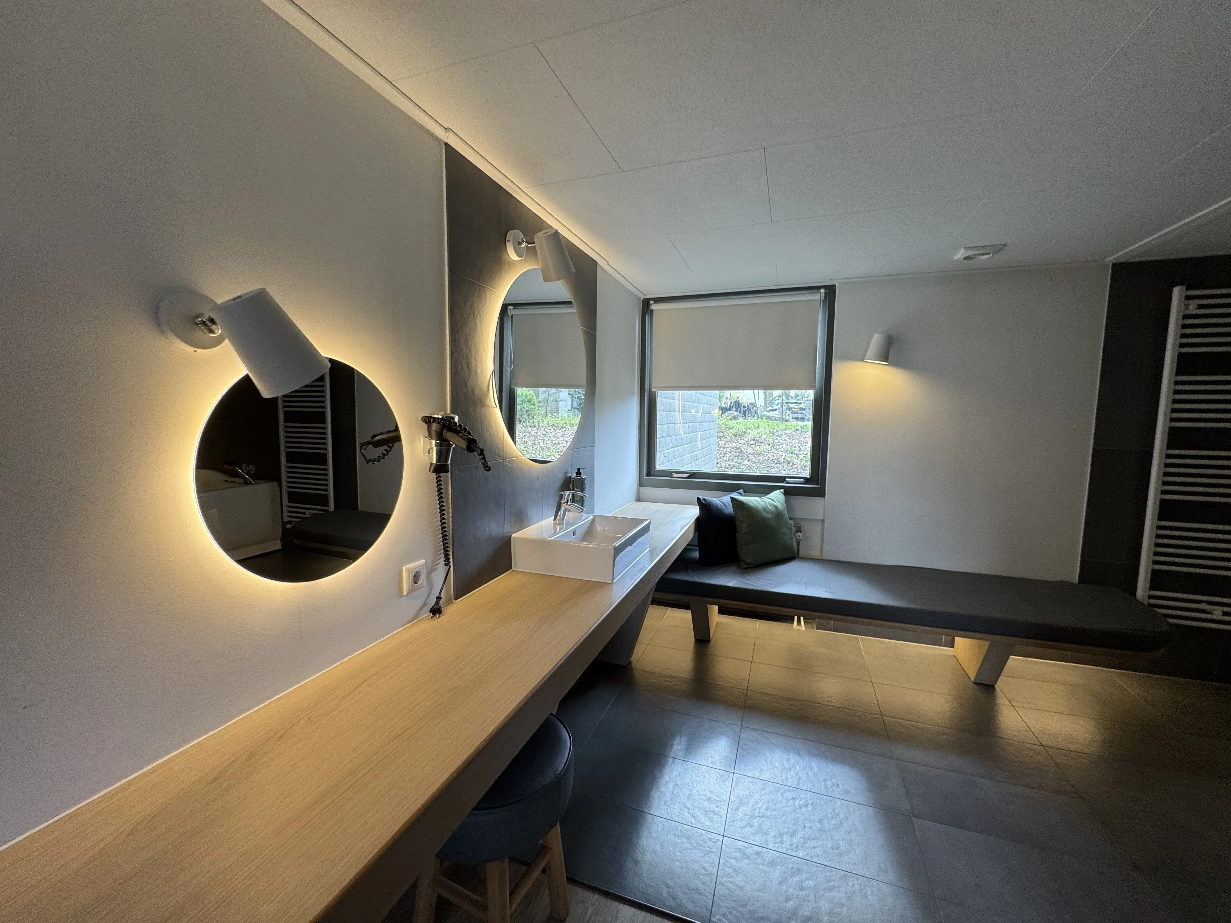 Waschtisch und Wellnessbereich im VIP-Ferienhaus für 2 Personen