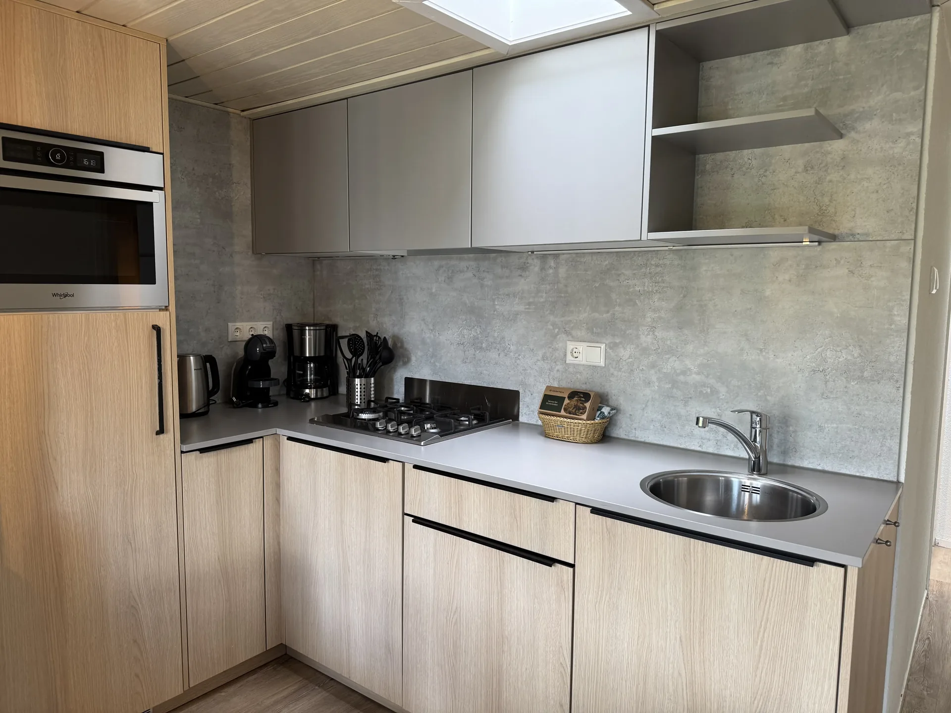Küchenzeile im VIP-Ferienhaus mit Gaskochfeld, Backofen, Mikrowelle und Kapselmaschine