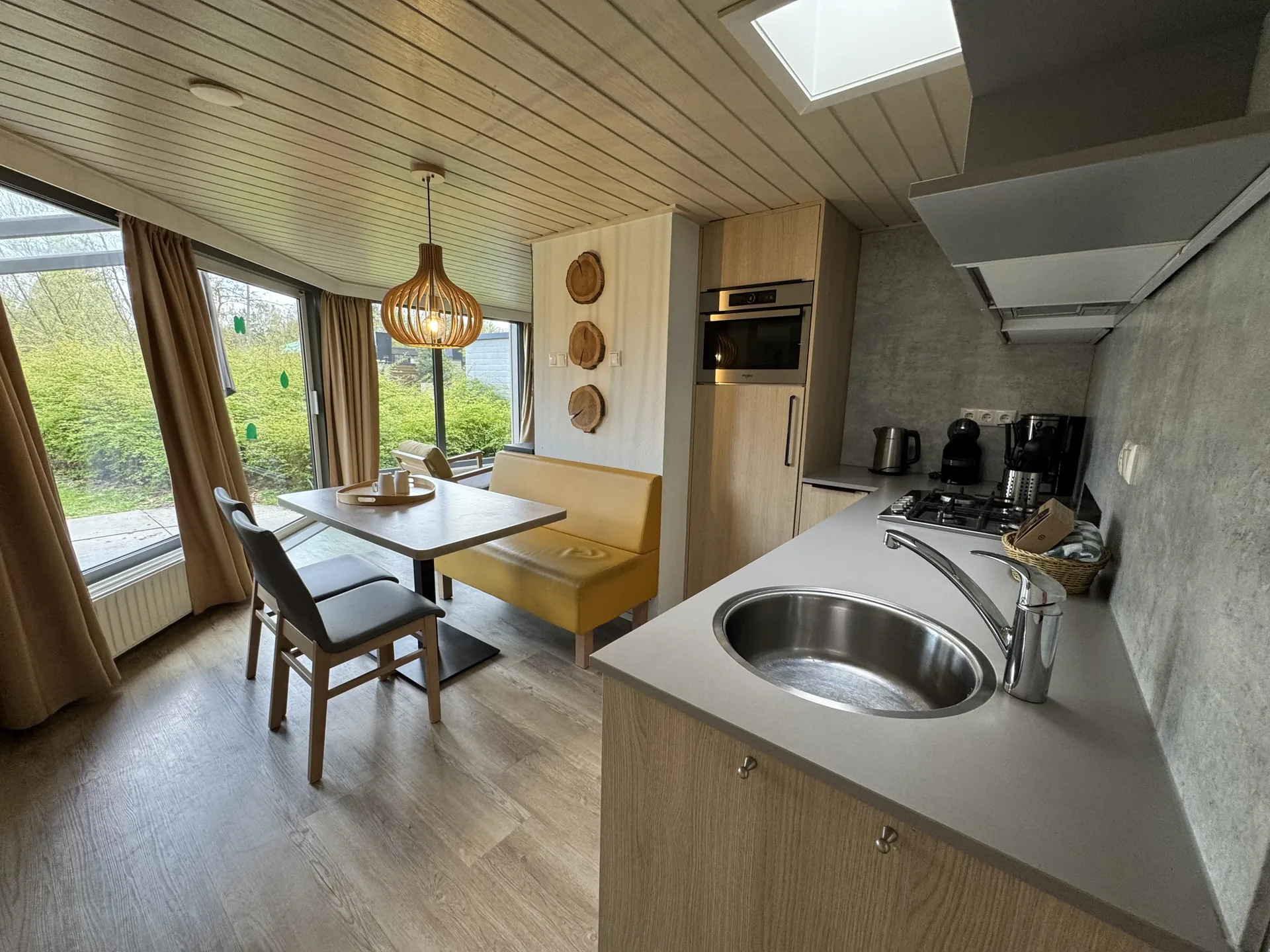 Küche und Essbereich im VIP-Ferienhaus für 4 Personen mit Fenster zur Terrasse