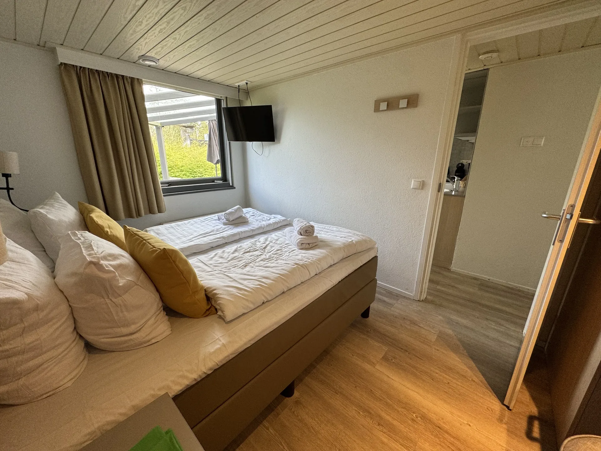 Zweites Schlafzimmer im VIP-Ferienhaus für 4 Personen mit Fernseher