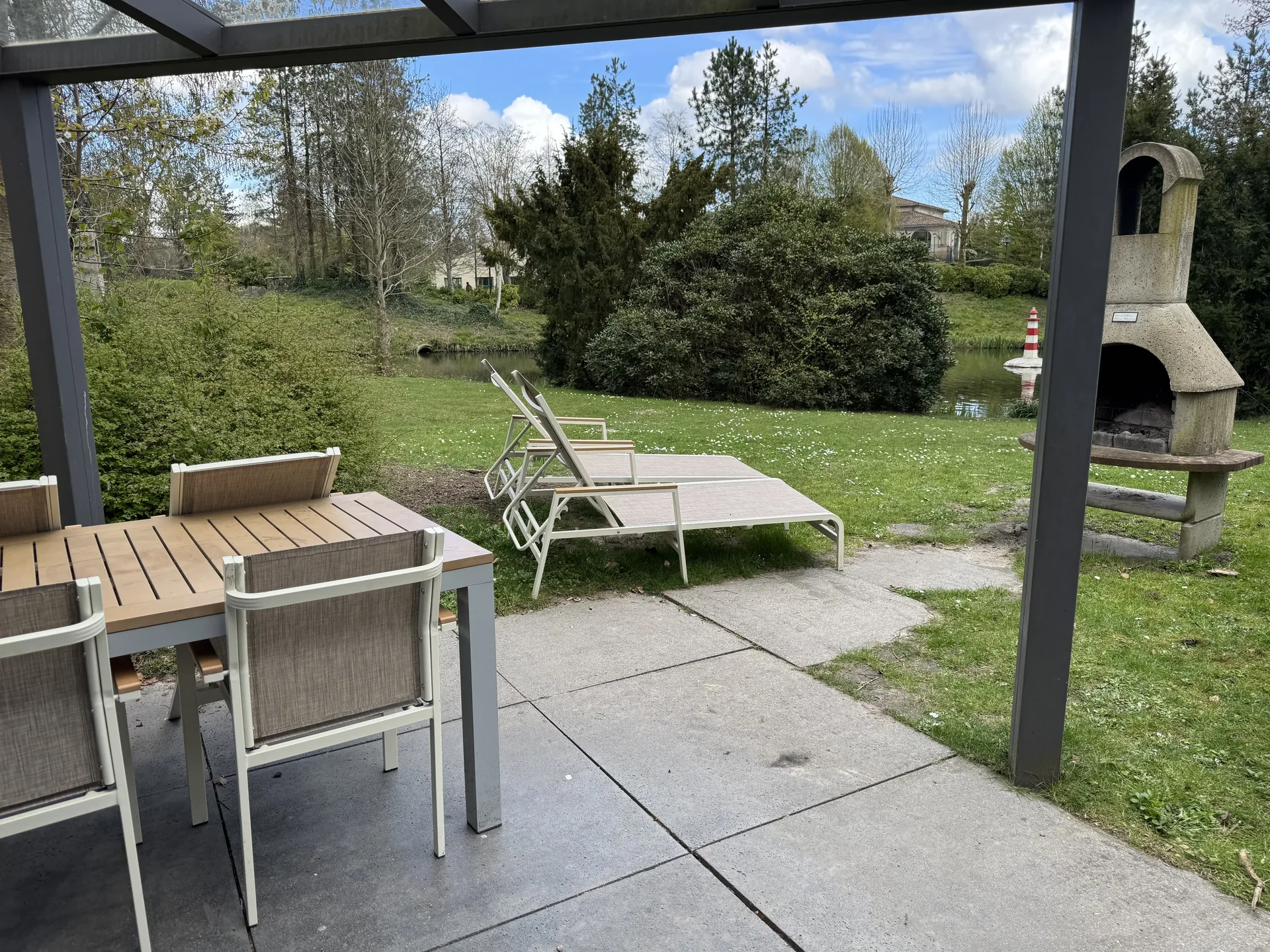 Terrasse des VIP-Ferienhauses für 4 Personen mit Grillkamin und Blick ins Grüne