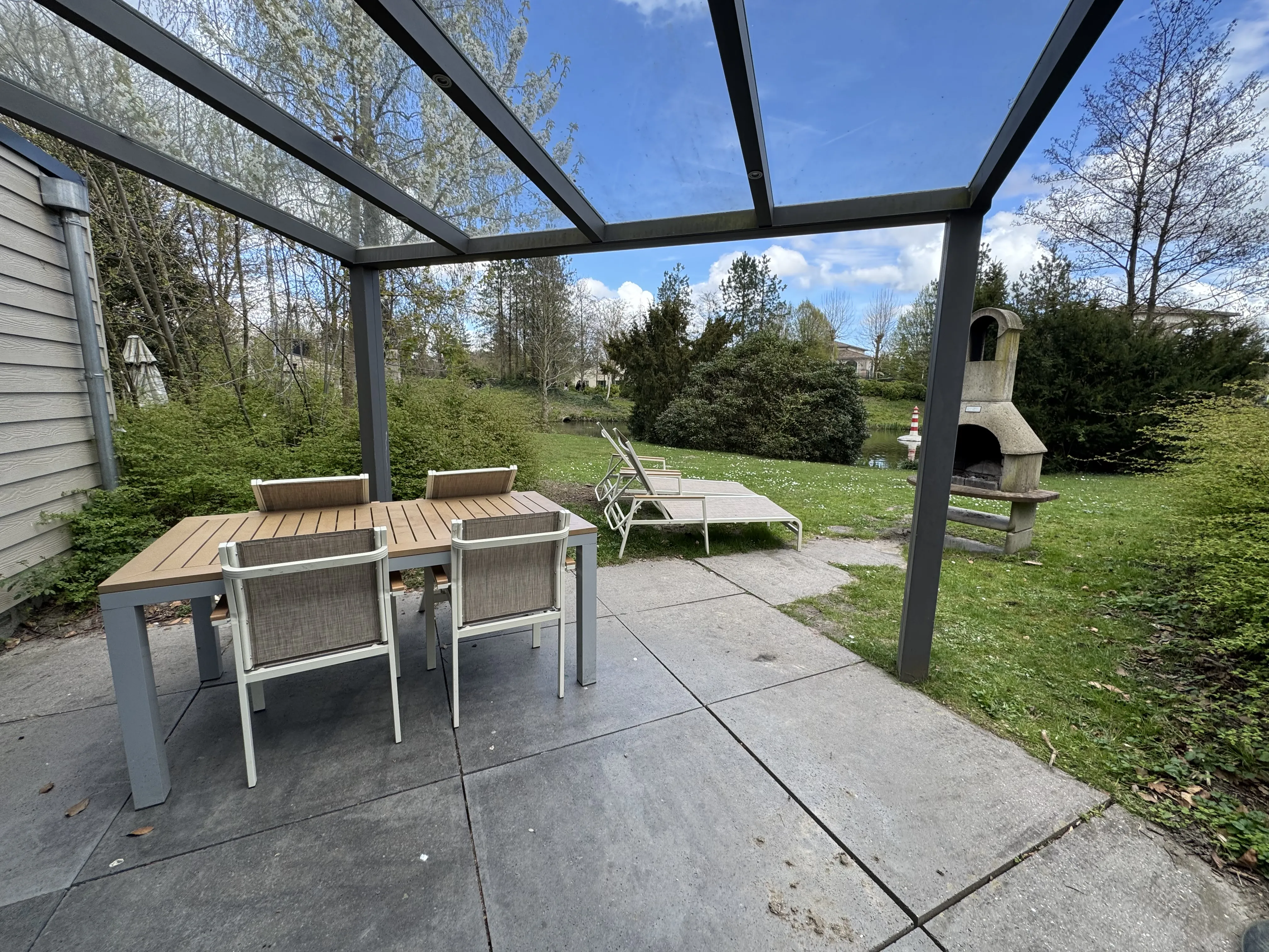 Überdachte Glasterrasse im VIP-Ferienhaus für 4 Personen