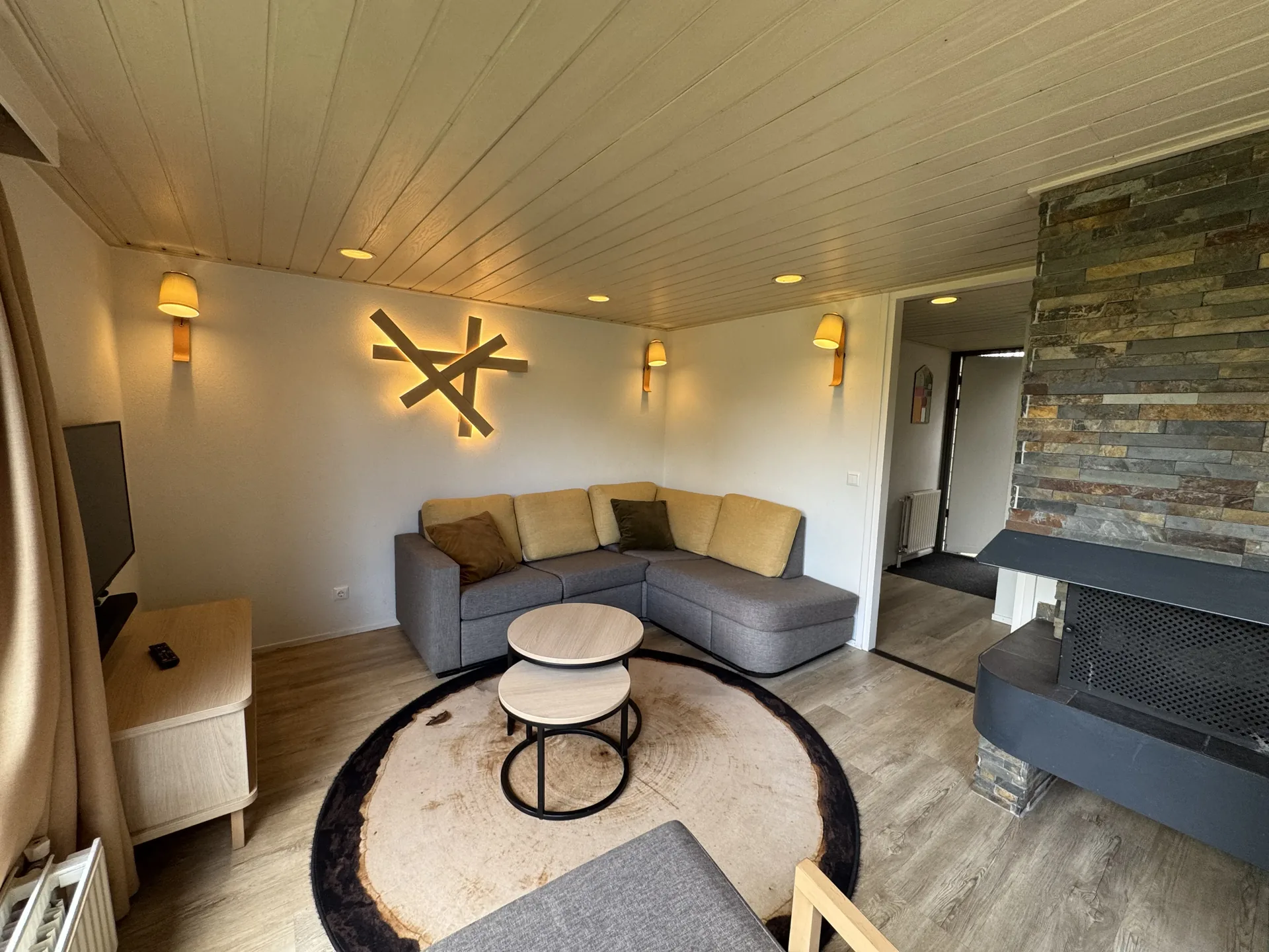 Wohnzimmer im VIP-Ferienhaus für 4 Personen mit Wandleuchten am Abend