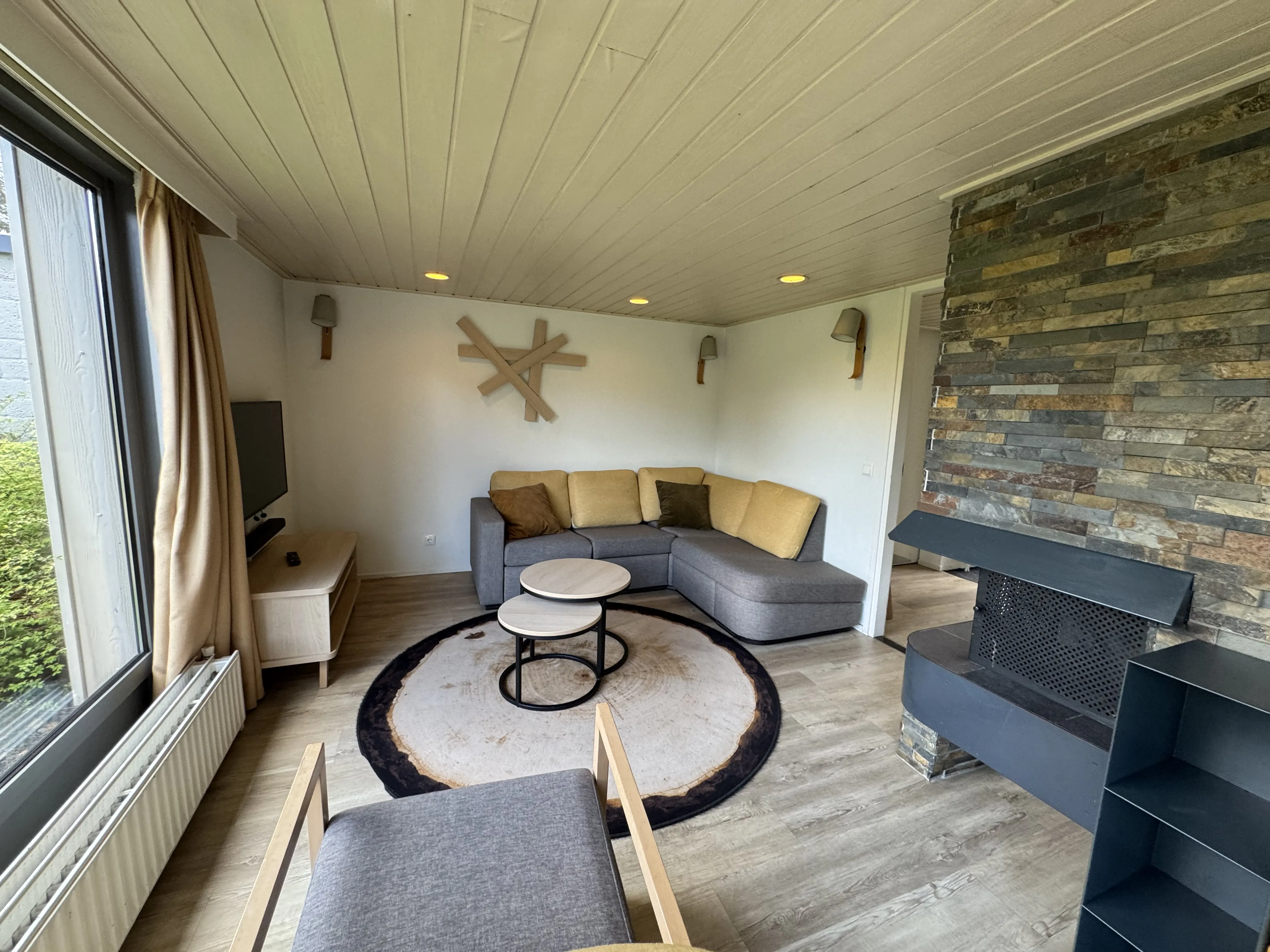 Wohnzimmer im VIP-Ferienhaus für 4 Personen mit Steinwand