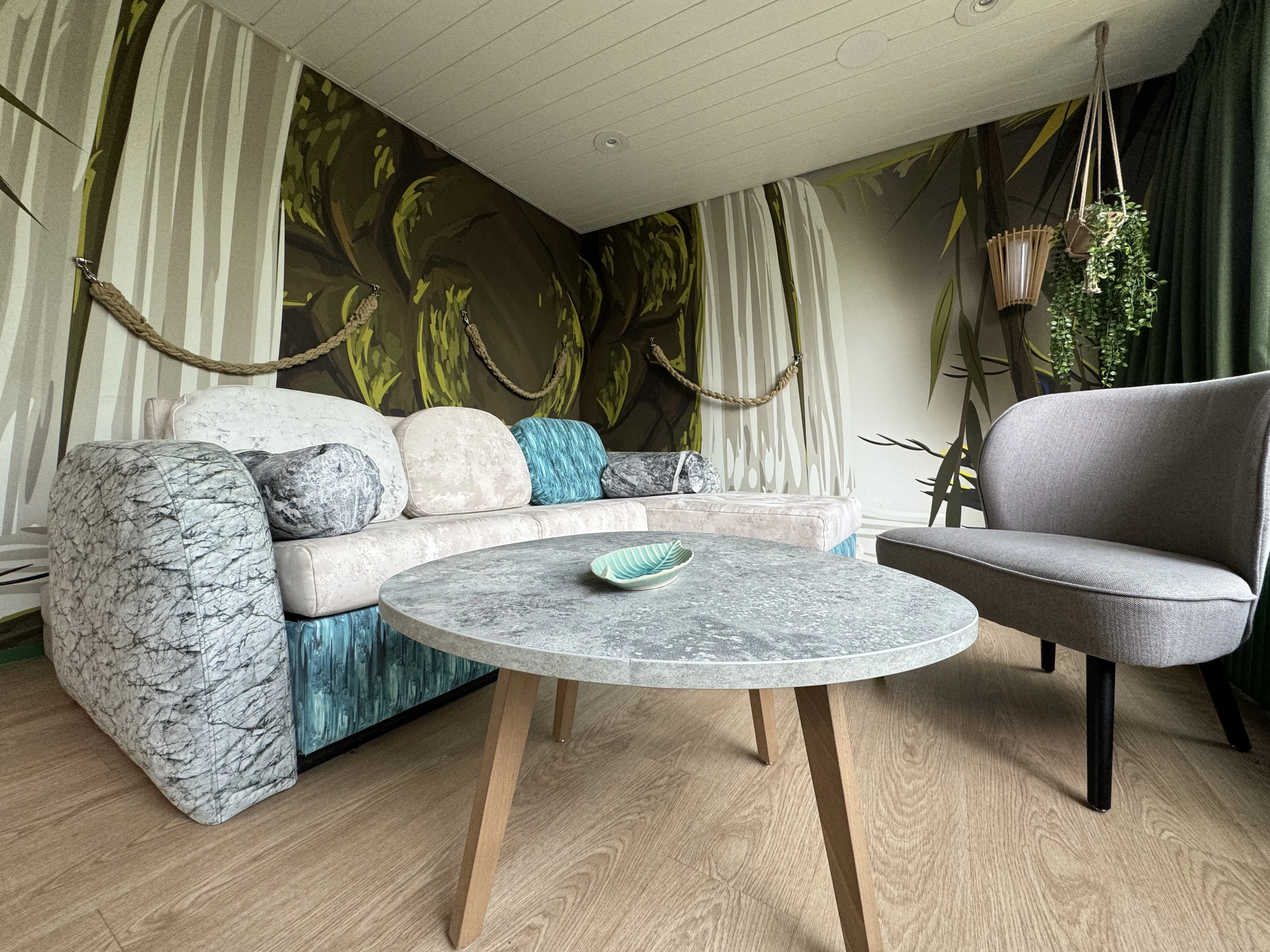 Die gemütliche Sitzecke im Wohnzimmer unseres Naturwunder-Ferienhauses