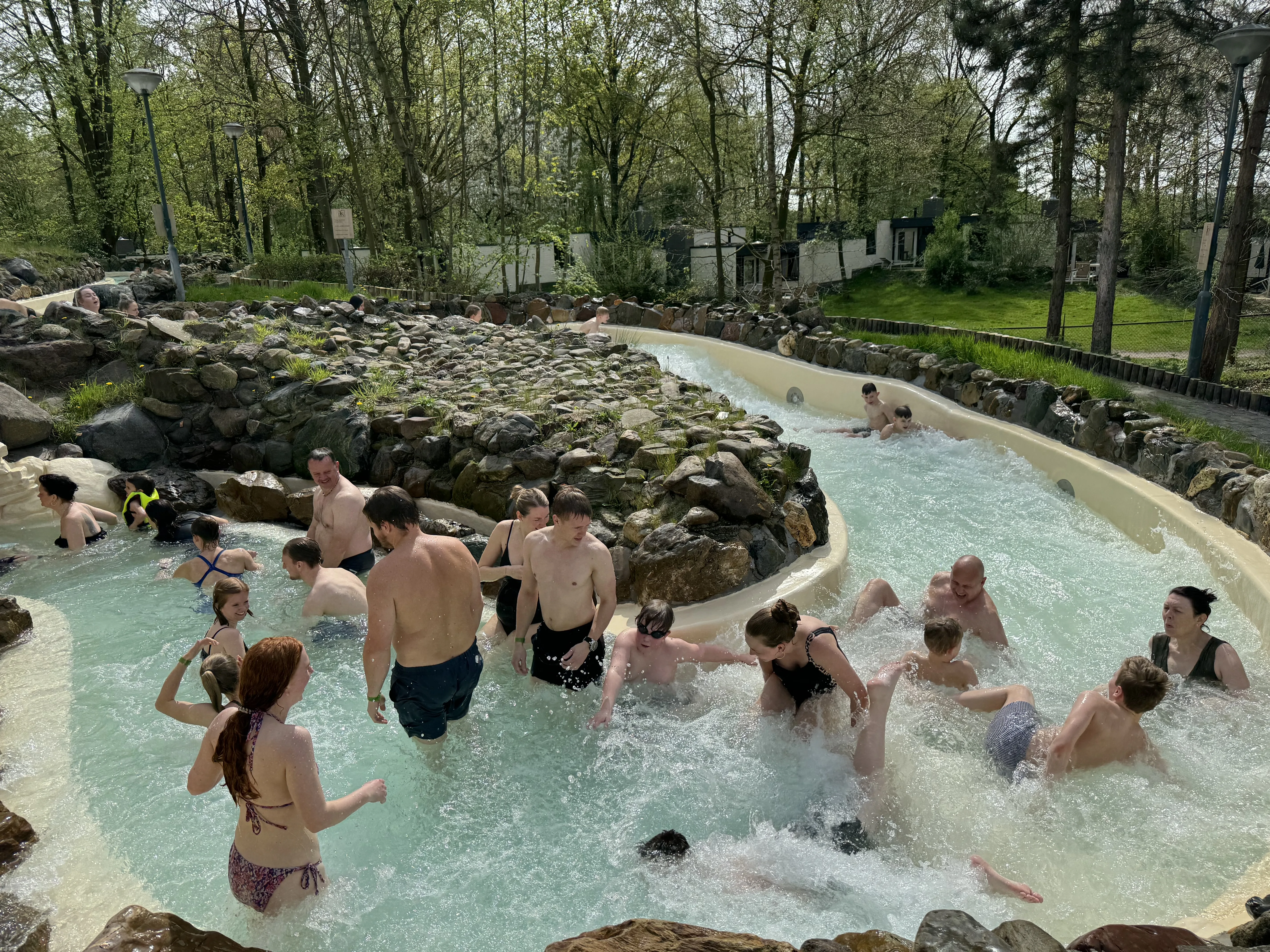 Nachmittags kann es in der Wildwasserbahn schon mal Stau geben