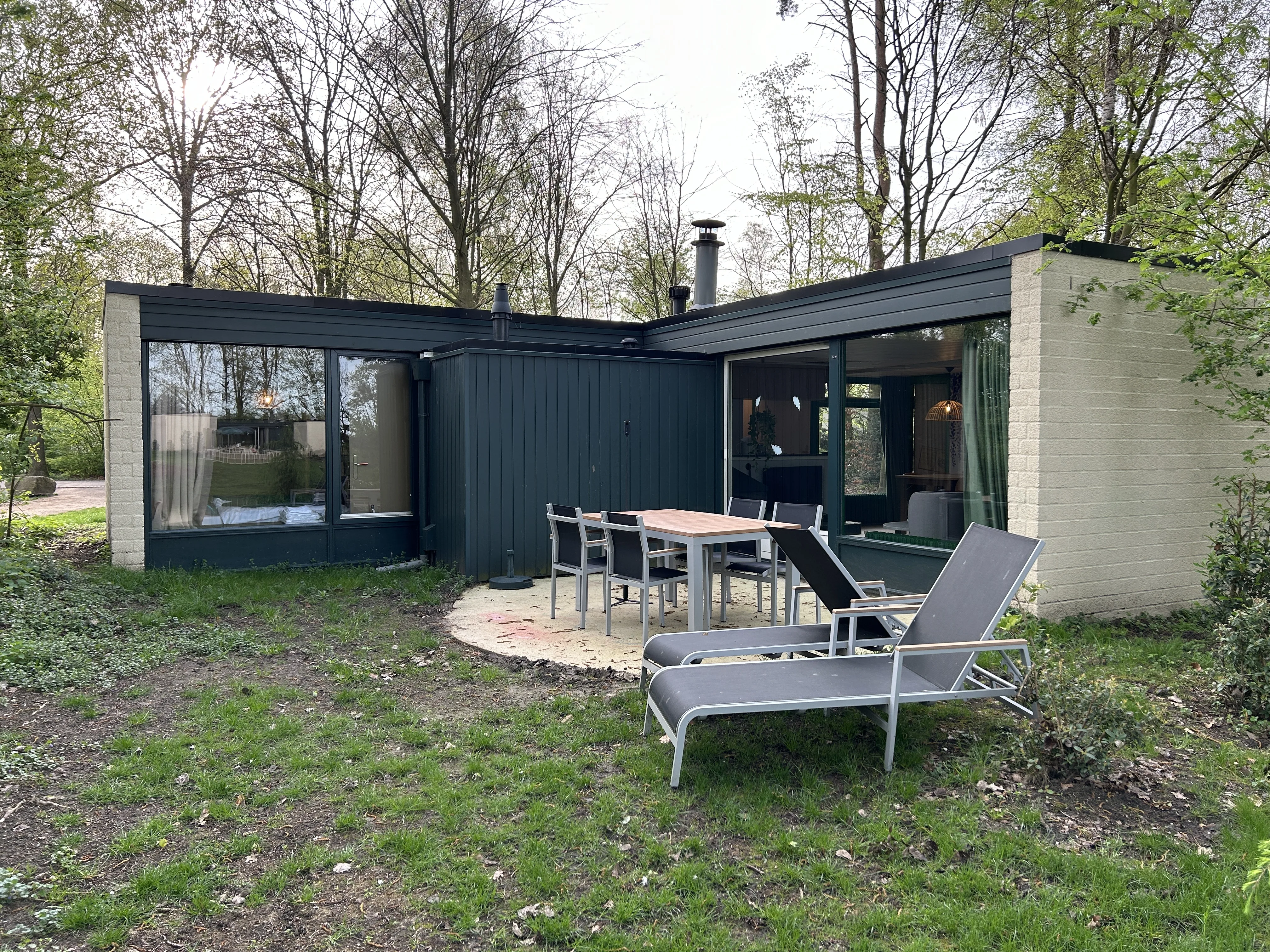 Unser Naturwunder-Ferienhaus von der Terrassenseite – die 70er-Jahre-Fassade