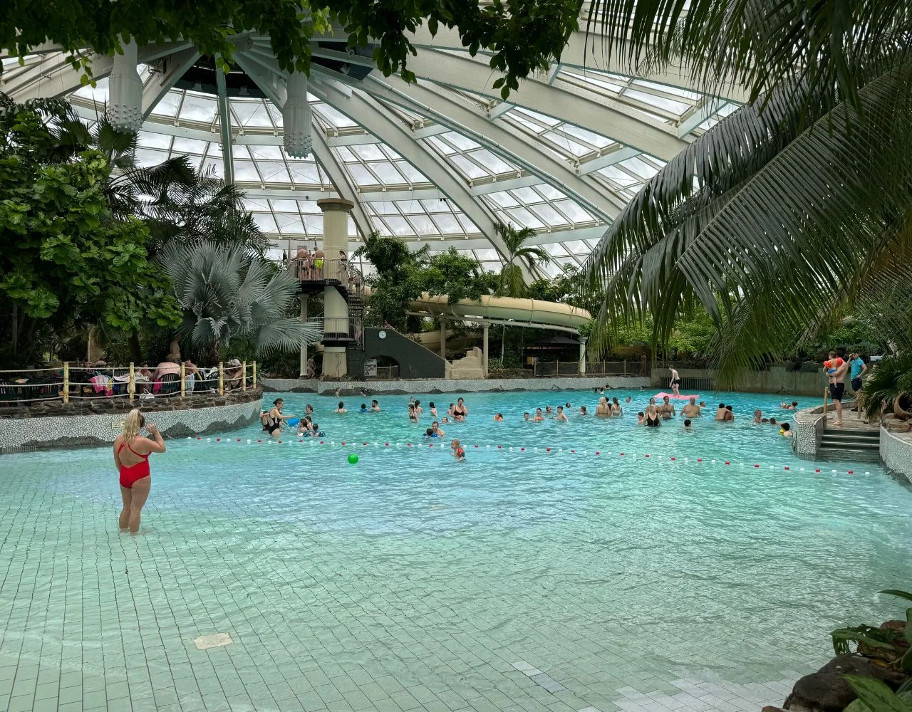 Badesee mit Sandstrand und Wassersport im Center Parcs De Kempervennen