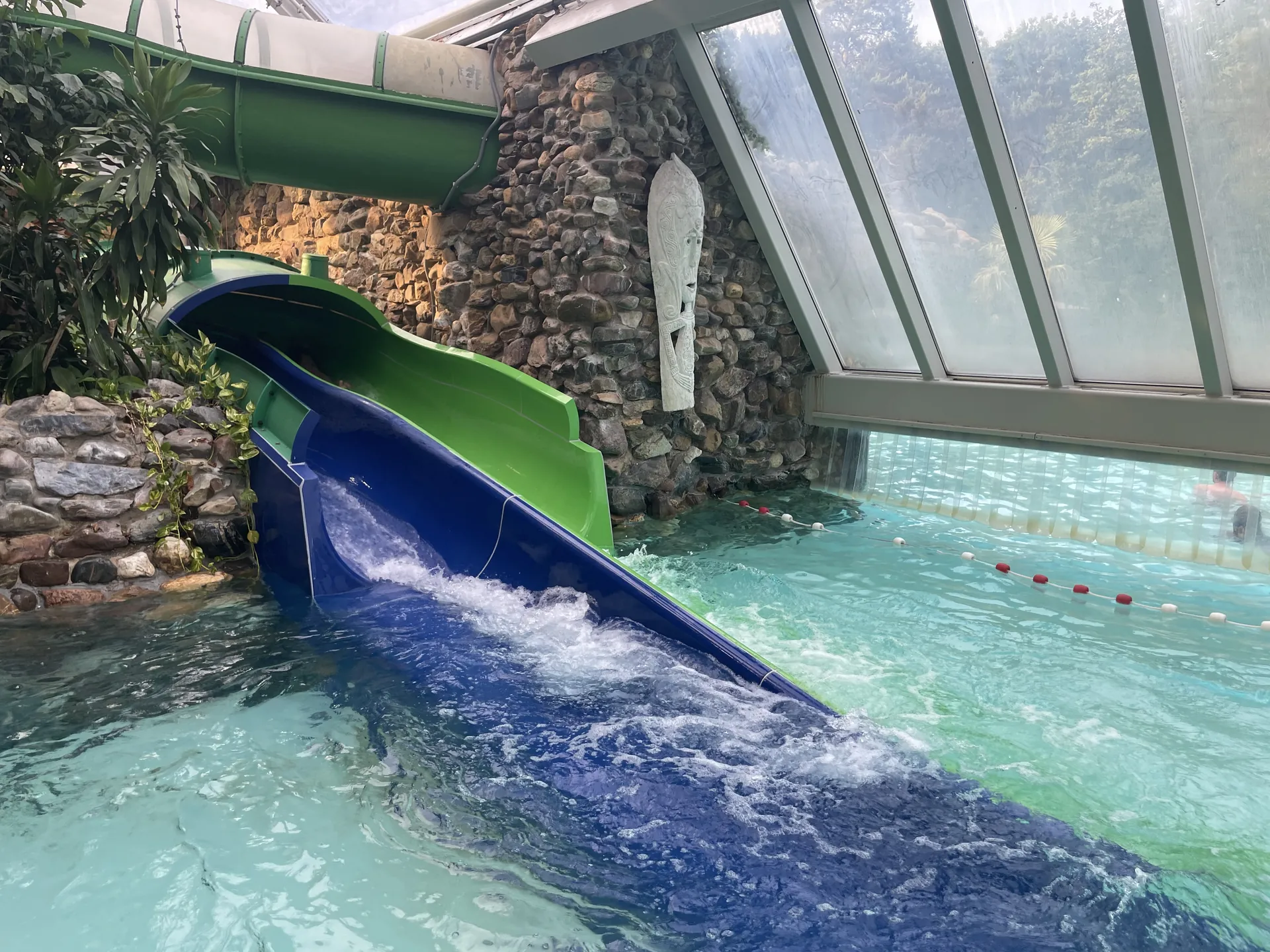 Wasserrutsche im Aqua Mundo des Het Heijderbos endet im Becken