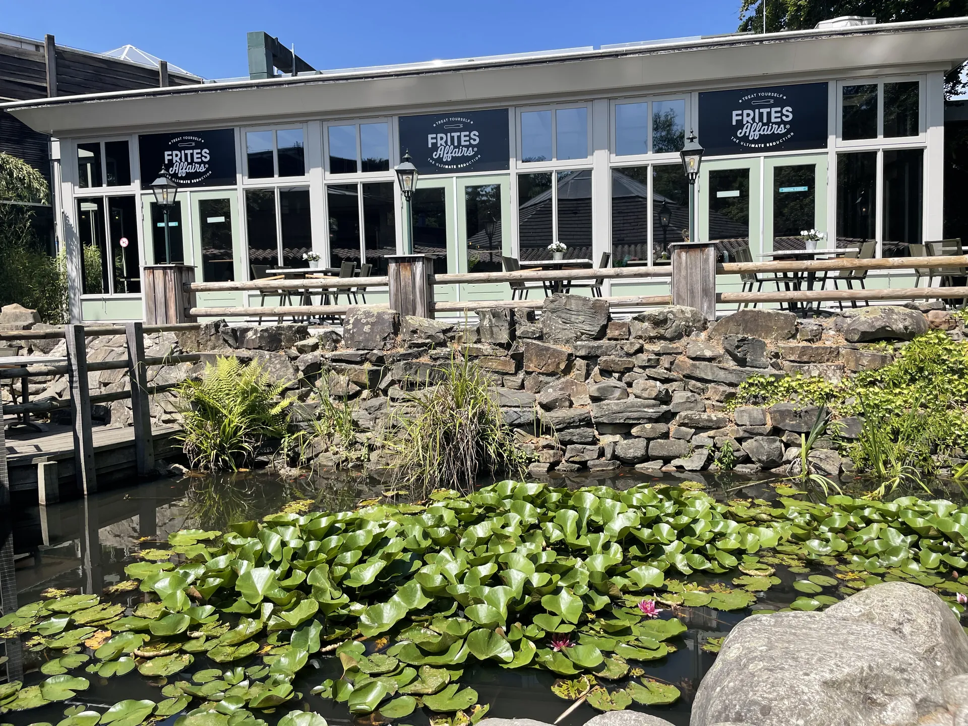 Frites-Restaurant am Wasser im Center Parcs Het Heijderbos