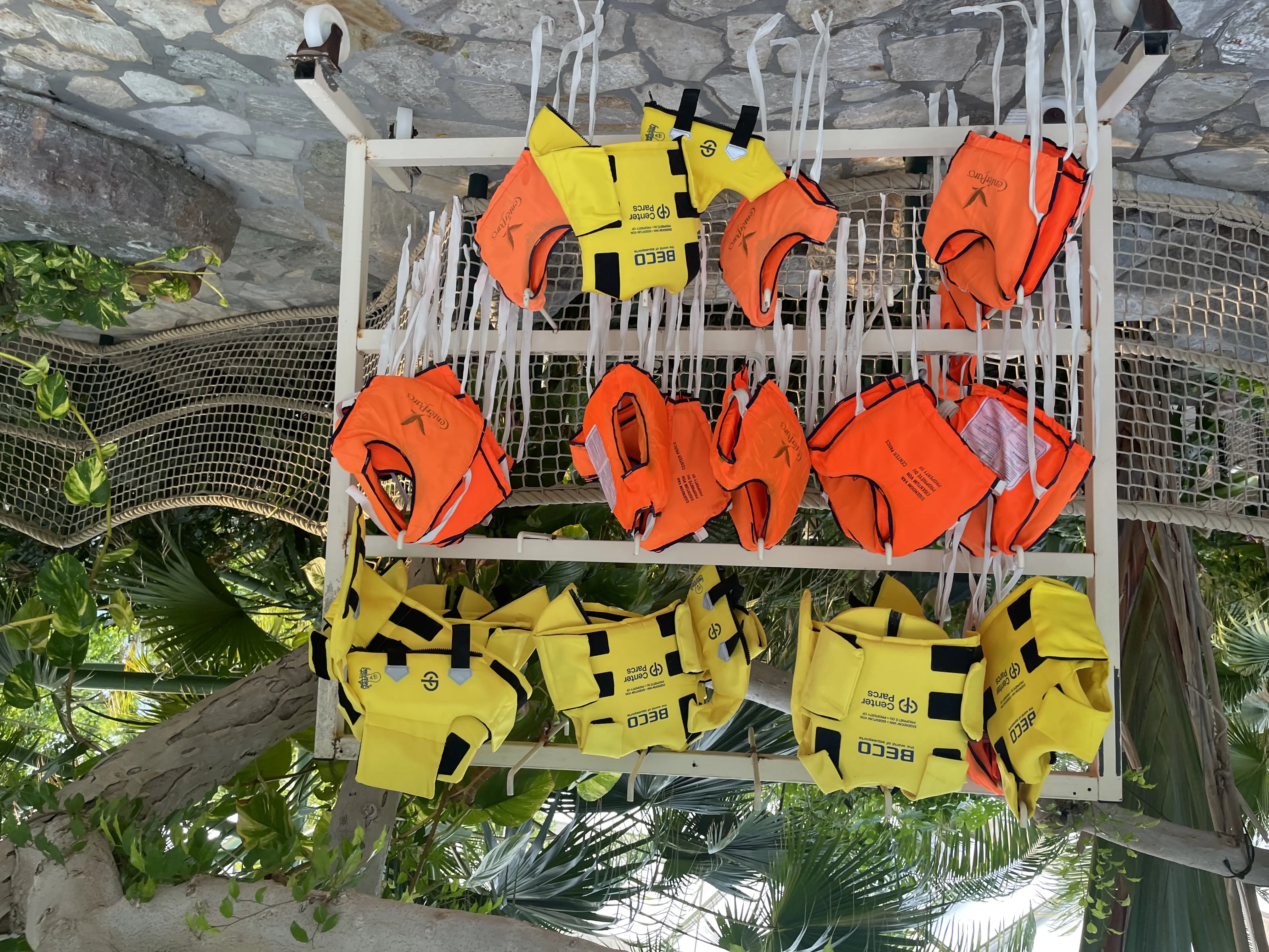 Schwimmwesten zum Ausleihen im Aqua Mundo