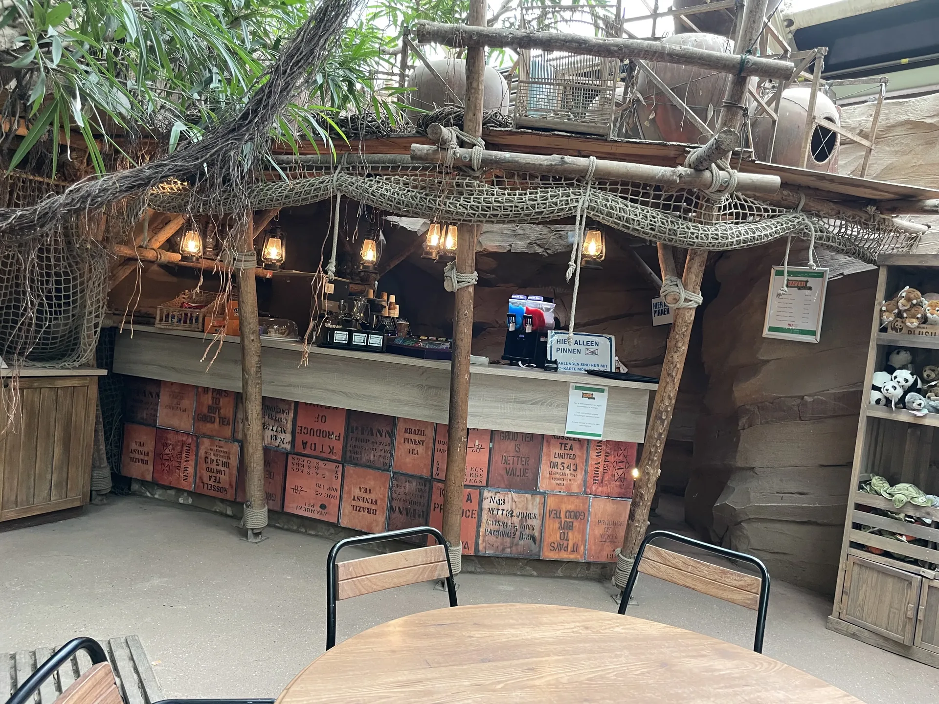 Café im Jungle Dome des Het Heijderbos in Dschungel-Atmosphäre