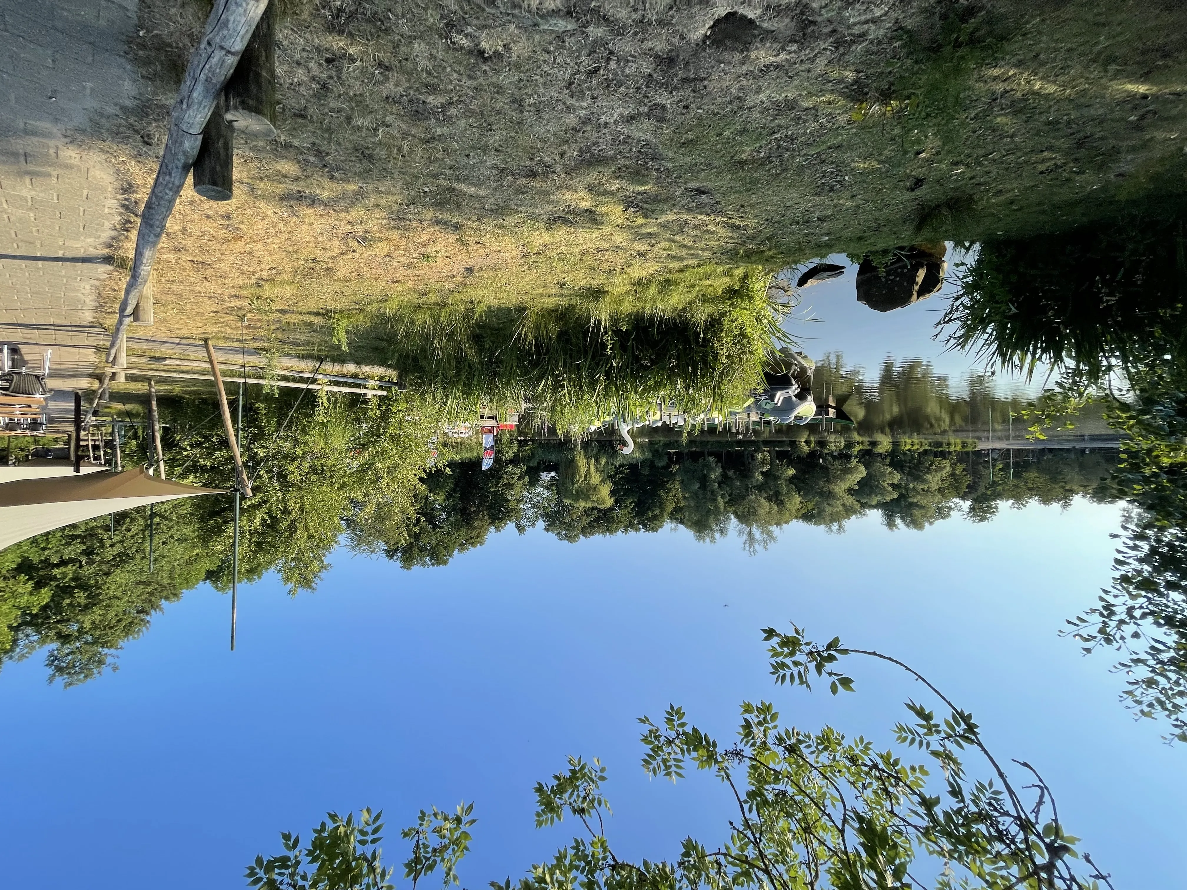 Blick über den See mit Natur im Het Heijderbos